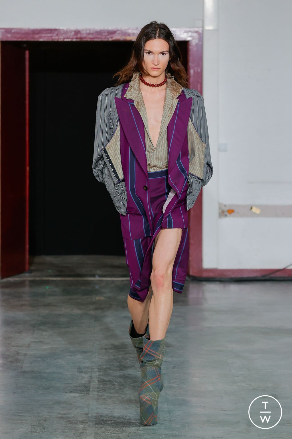 Fashion Week Paris Fall/Winter 2024 look 30 de la collection Andreas Kronthaler for Vivienne Westwood womenswear