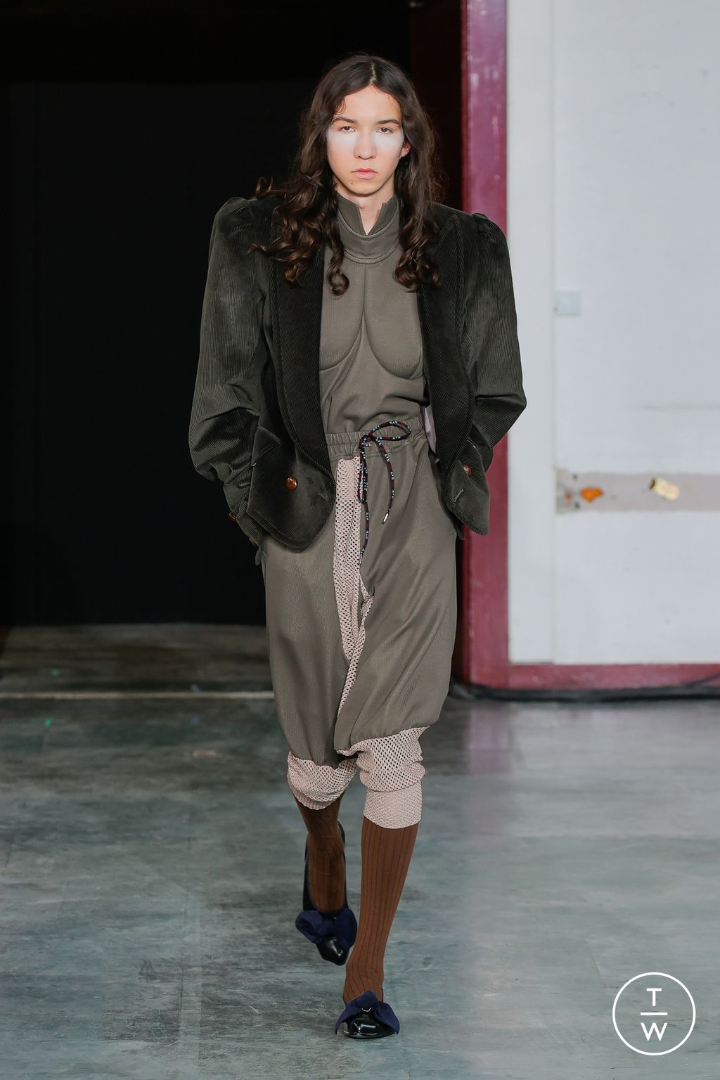 Fashion Week Paris Fall/Winter 2024 look 32 from the Andreas Kronthaler for Vivienne Westwood collection womenswear