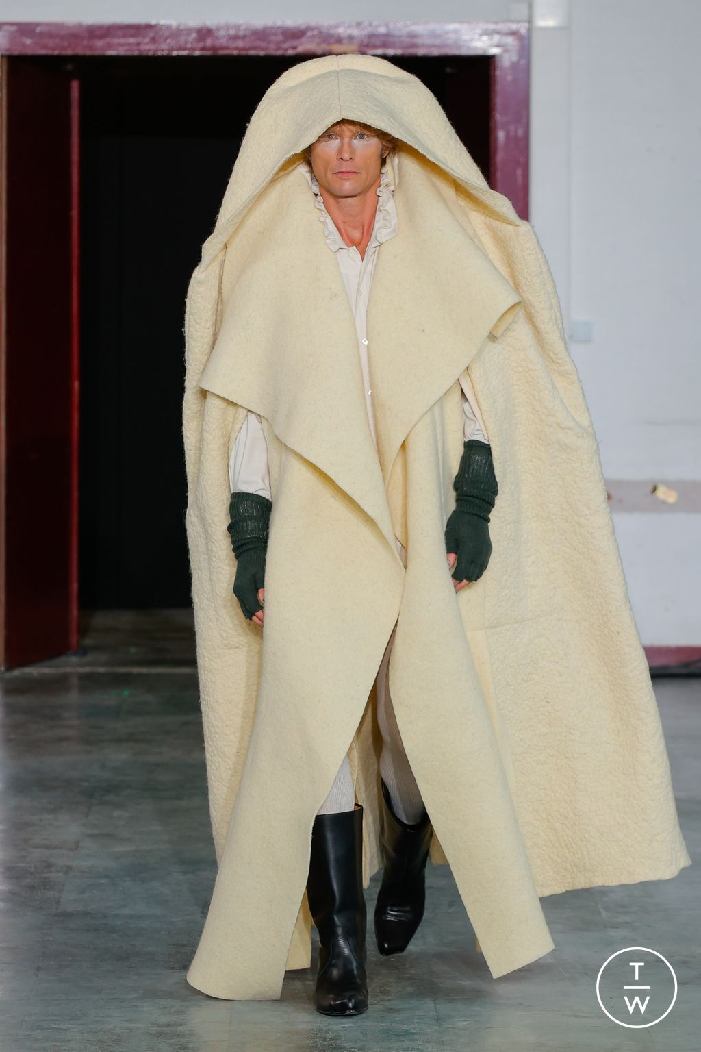 Fashion Week Paris Fall/Winter 2024 look 33 from the Andreas Kronthaler for Vivienne Westwood collection womenswear