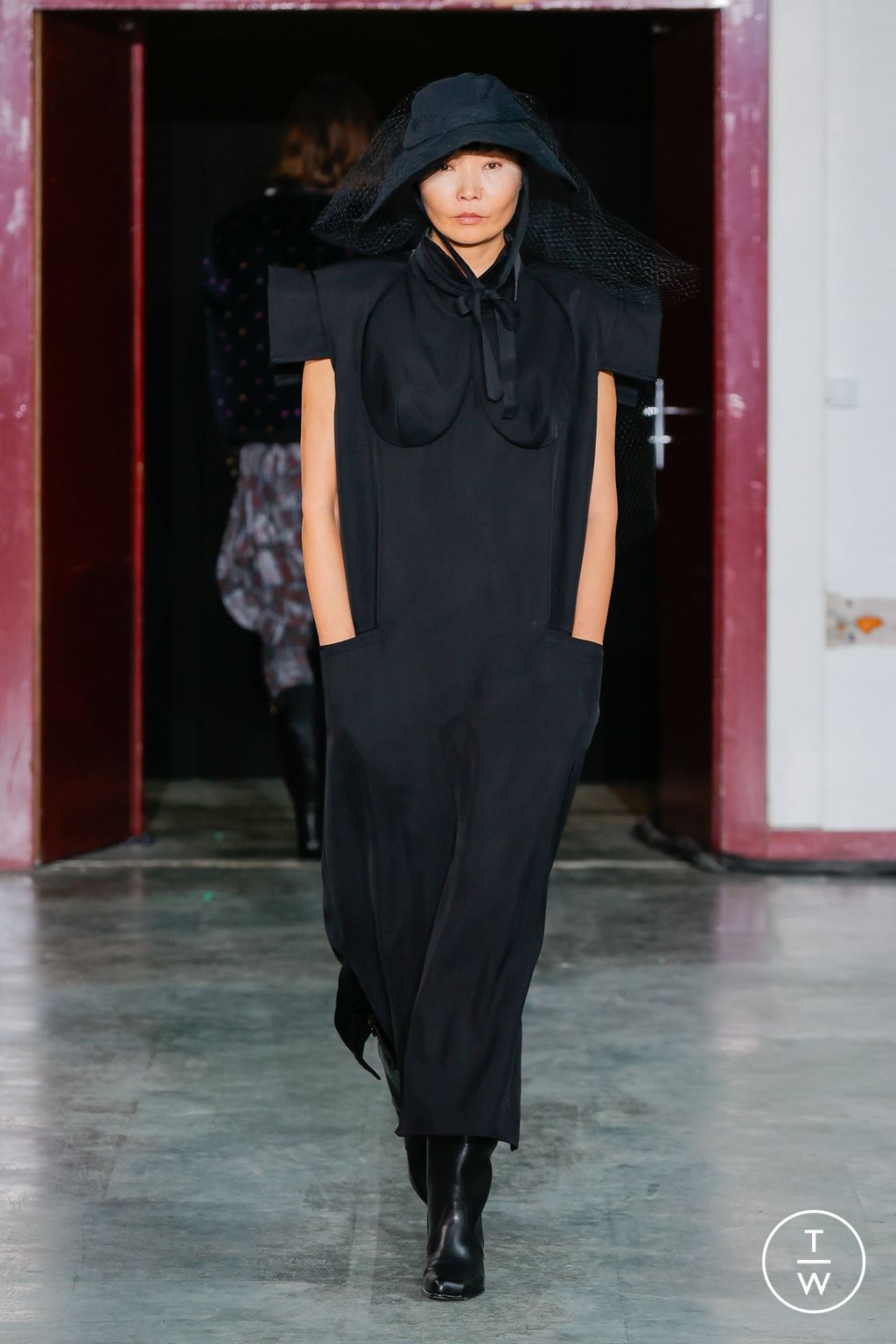 Fashion Week Paris Fall/Winter 2024 look 34 de la collection Andreas Kronthaler for Vivienne Westwood womenswear