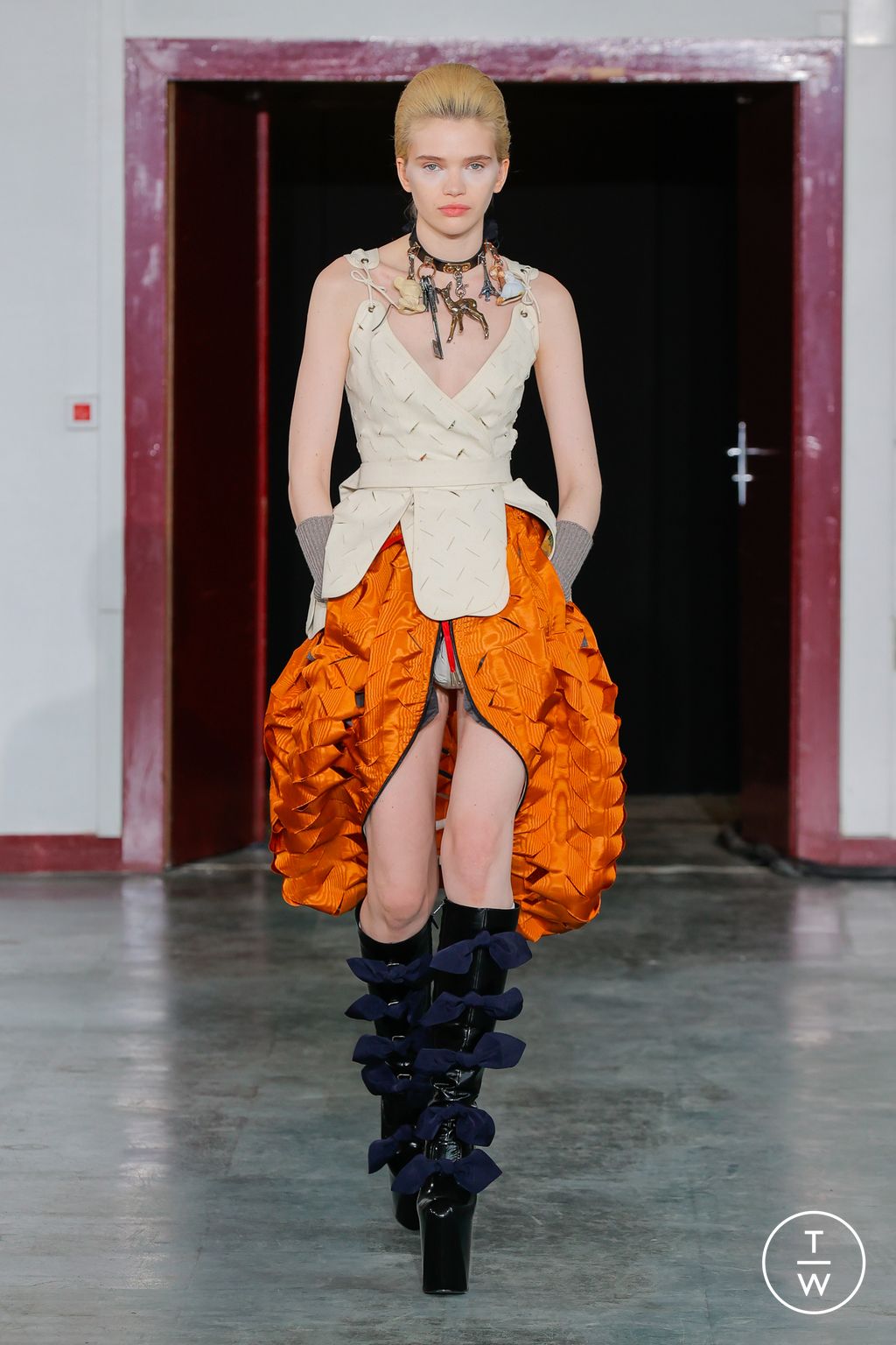Fashion Week Paris Fall/Winter 2024 look 35 from the Andreas Kronthaler for Vivienne Westwood collection 女装