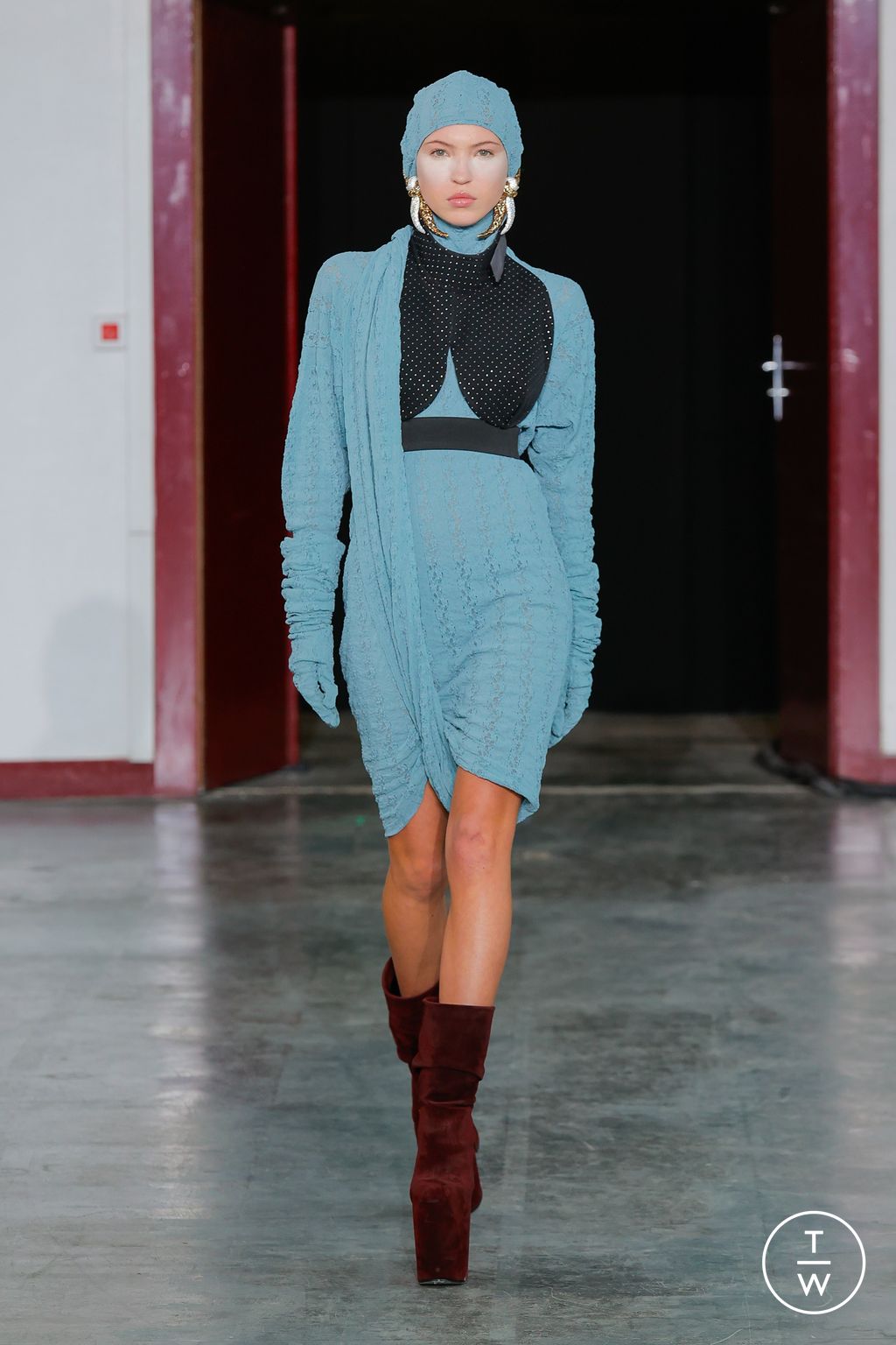 Fashion Week Paris Fall/Winter 2024 look 36 from the Andreas Kronthaler for Vivienne Westwood collection womenswear