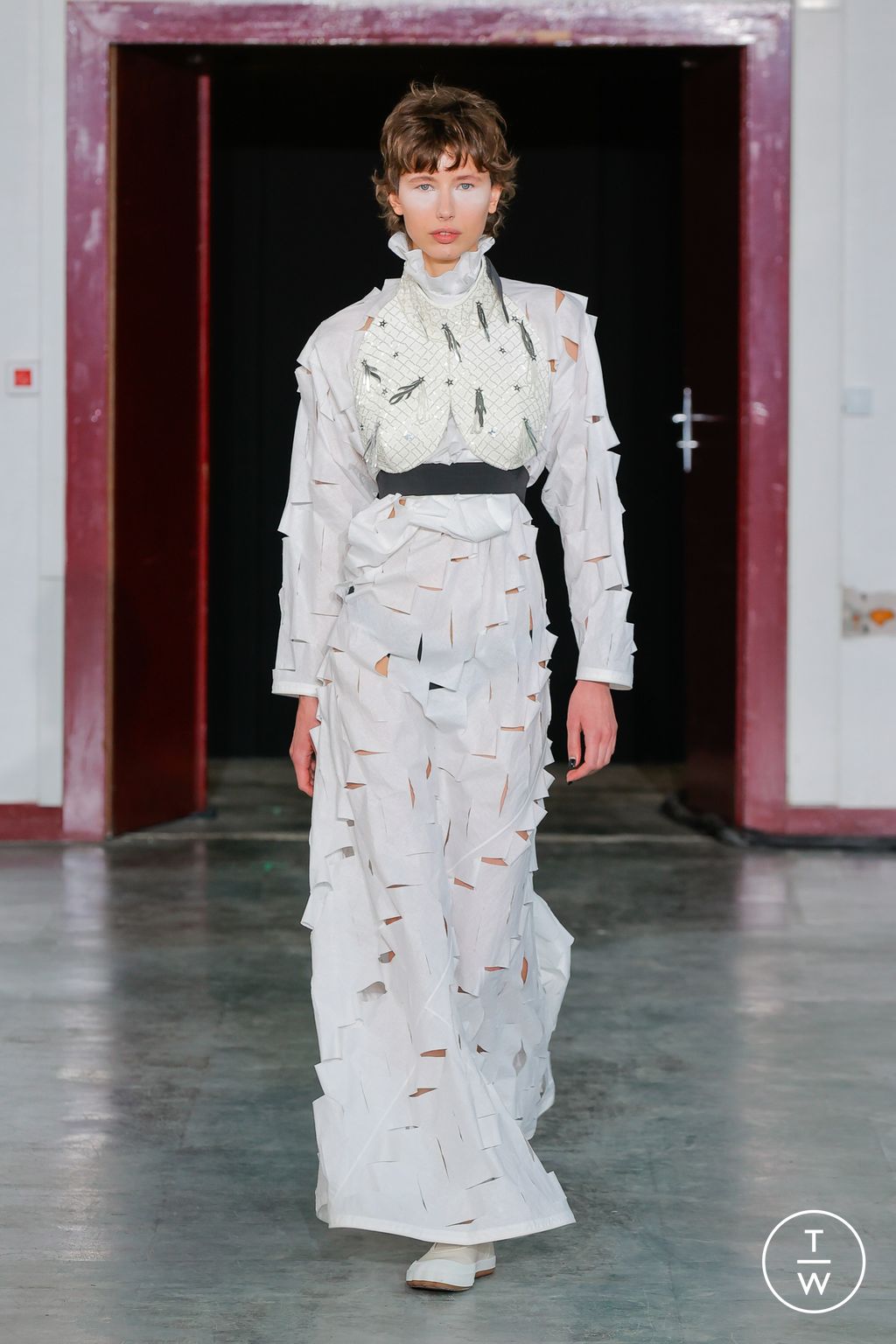 Fashion Week Paris Fall/Winter 2024 look 38 from the Andreas Kronthaler for Vivienne Westwood collection womenswear
