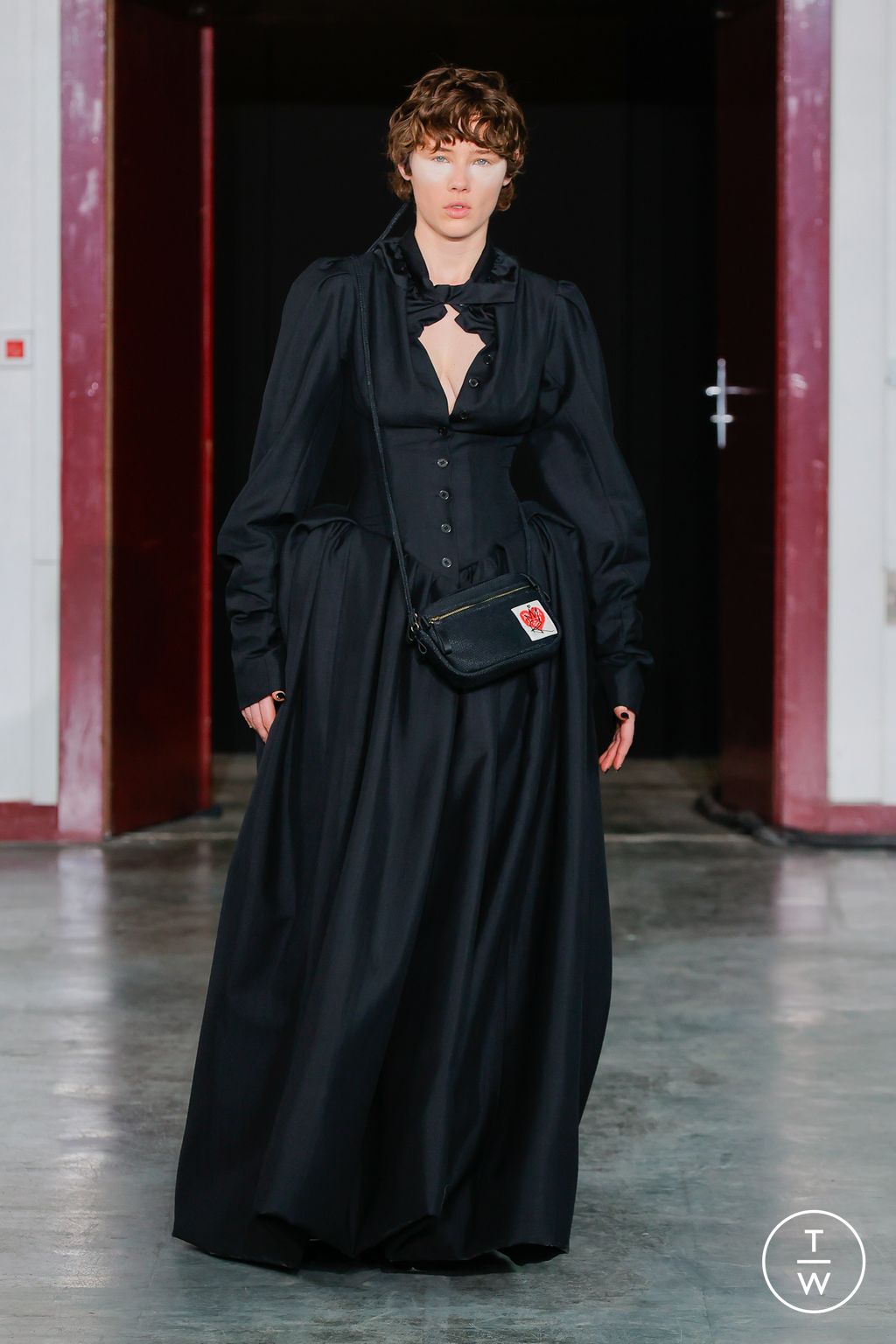 Fashion Week Paris Fall/Winter 2024 look 39 from the Andreas Kronthaler for Vivienne Westwood collection 女装