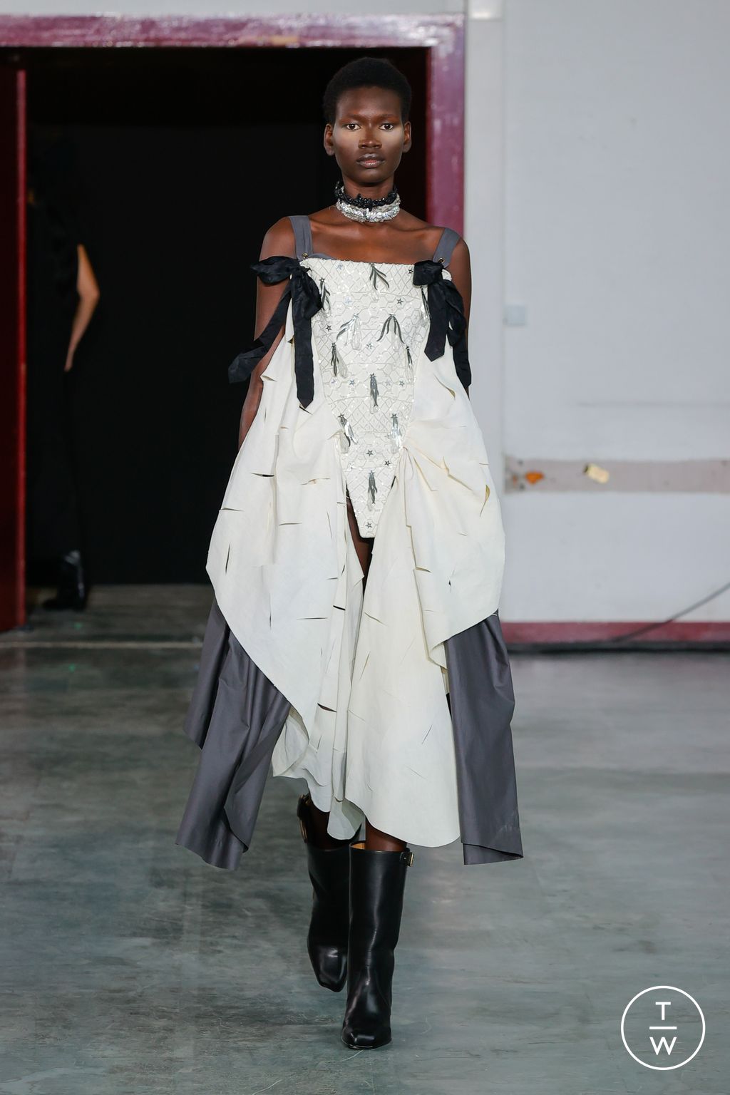 Fashion Week Paris Fall/Winter 2024 look 41 from the Andreas Kronthaler for Vivienne Westwood collection womenswear