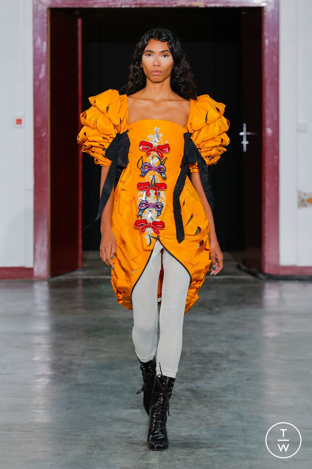 Fashion Week Paris Fall/Winter 2024 look 42 from the Andreas Kronthaler for Vivienne Westwood collection 女装