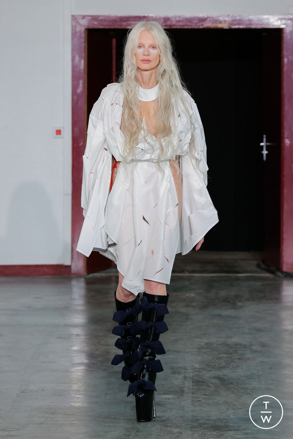Fashion Week Paris Fall/Winter 2024 look 43 from the Andreas Kronthaler for Vivienne Westwood collection womenswear