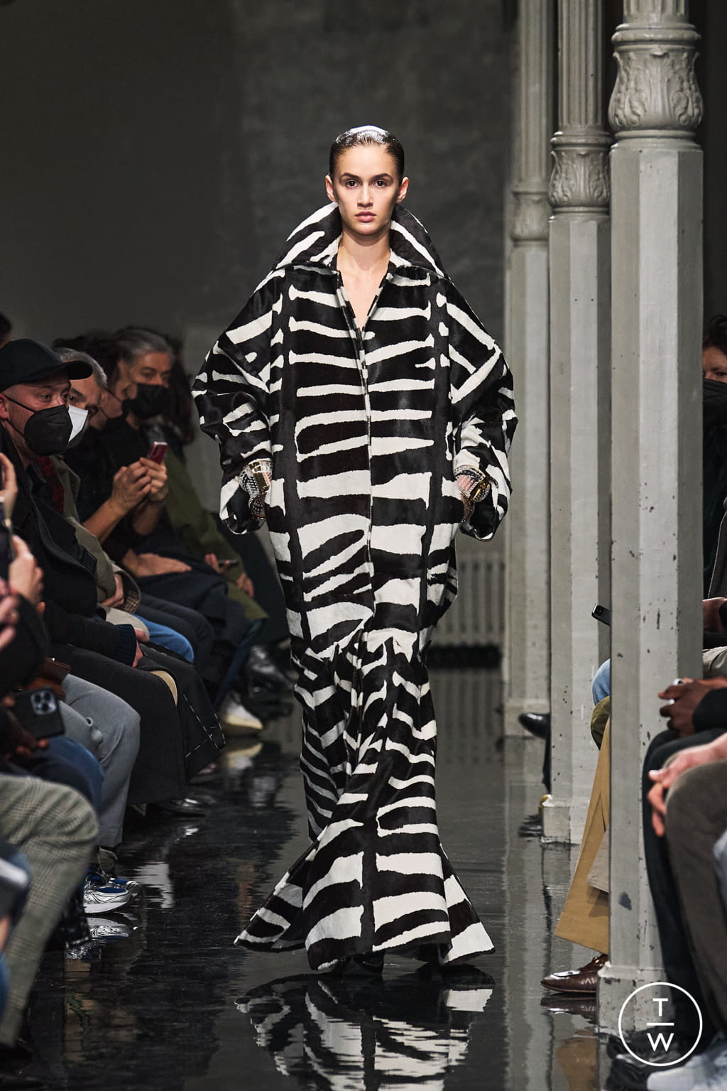 Fashion Week Paris Fall/Winter 2022 look 48 from the Alaïa collection womenswear