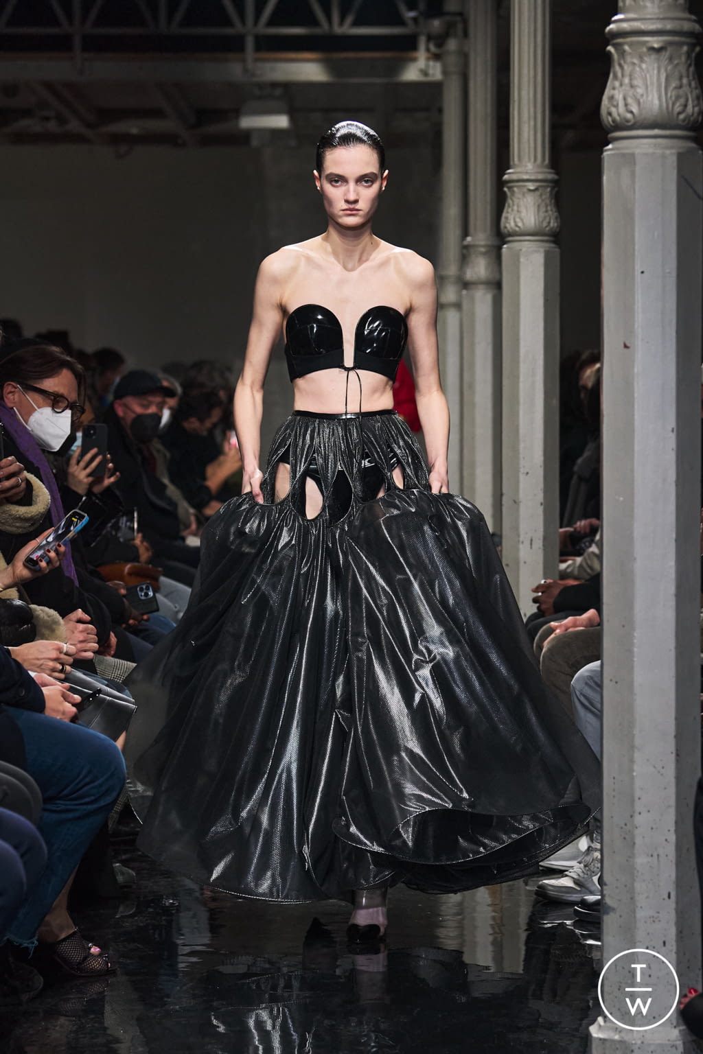 Fashion Week Paris Fall/Winter 2022 look 49 from the Alaïa collection 女装