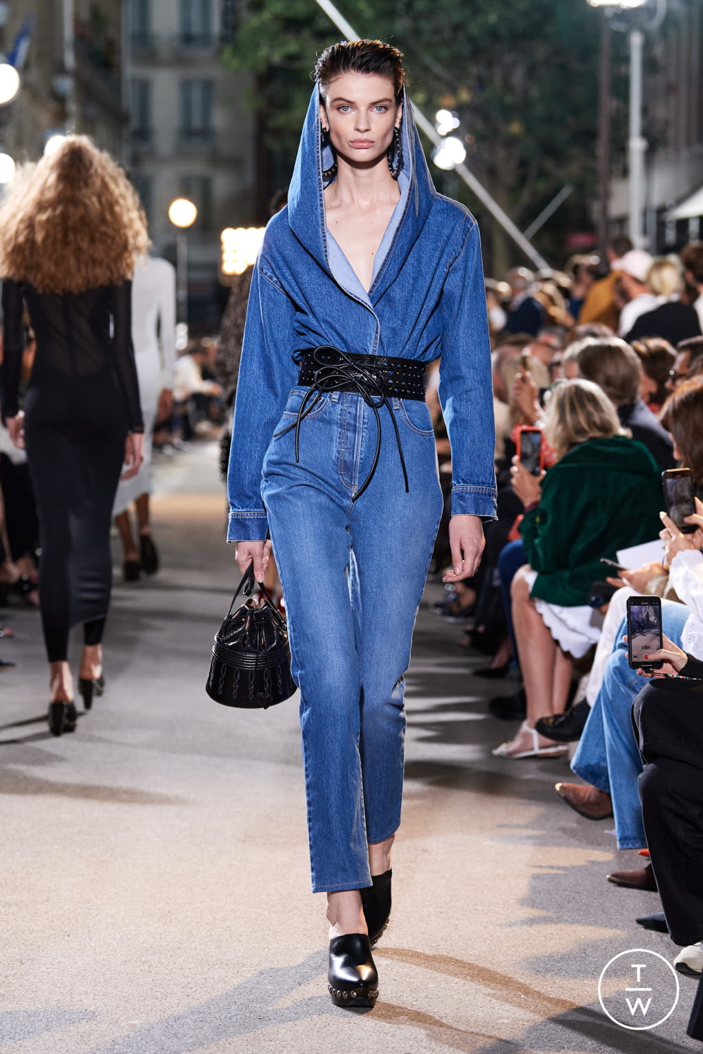 Fashion Week Paris Spring/Summer 2022 look 21 from the Alaïa collection womenswear