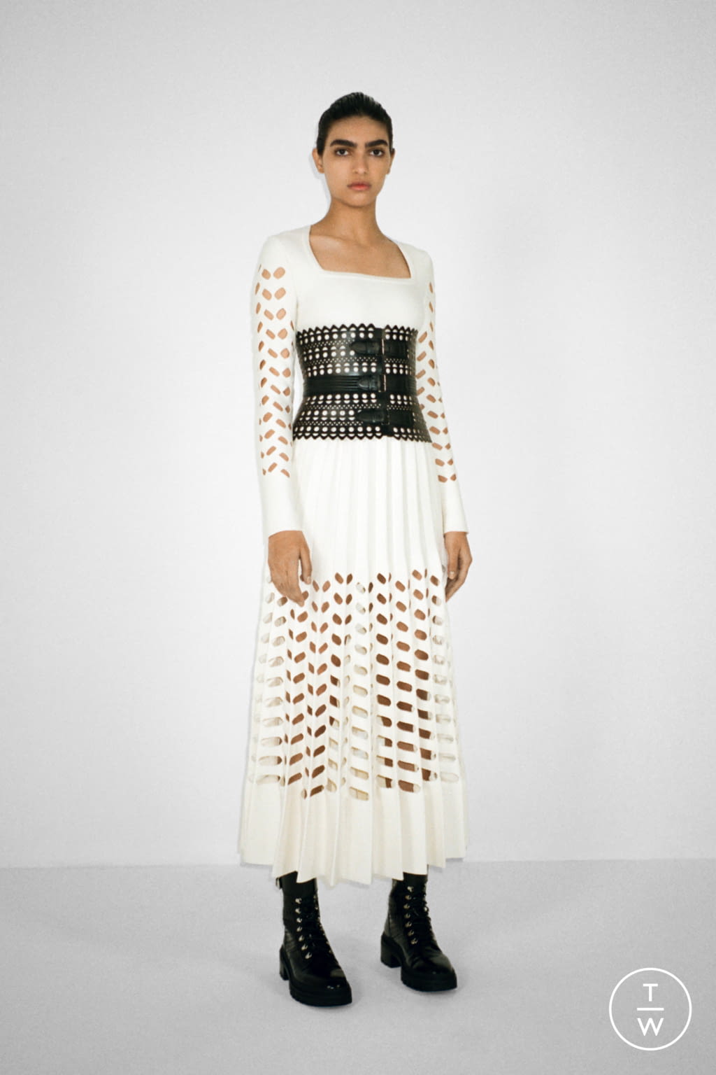 Fashion Week Paris Fall/Winter 2021 look 1 from the Alaïa collection 女装