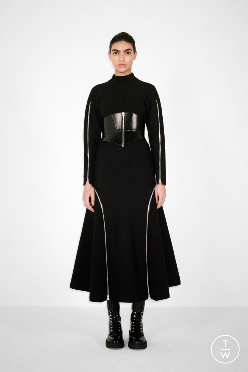 Fashion Week Paris Fall/Winter 2021 look 15 from the Alaïa collection womenswear