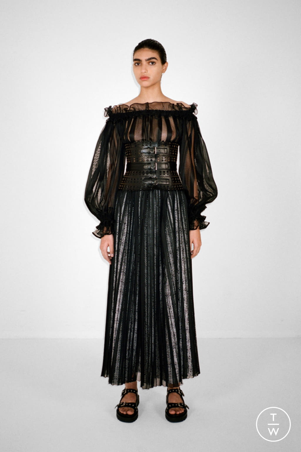 Fashion Week Paris Fall/Winter 2021 look 32 from the Alaïa collection womenswear