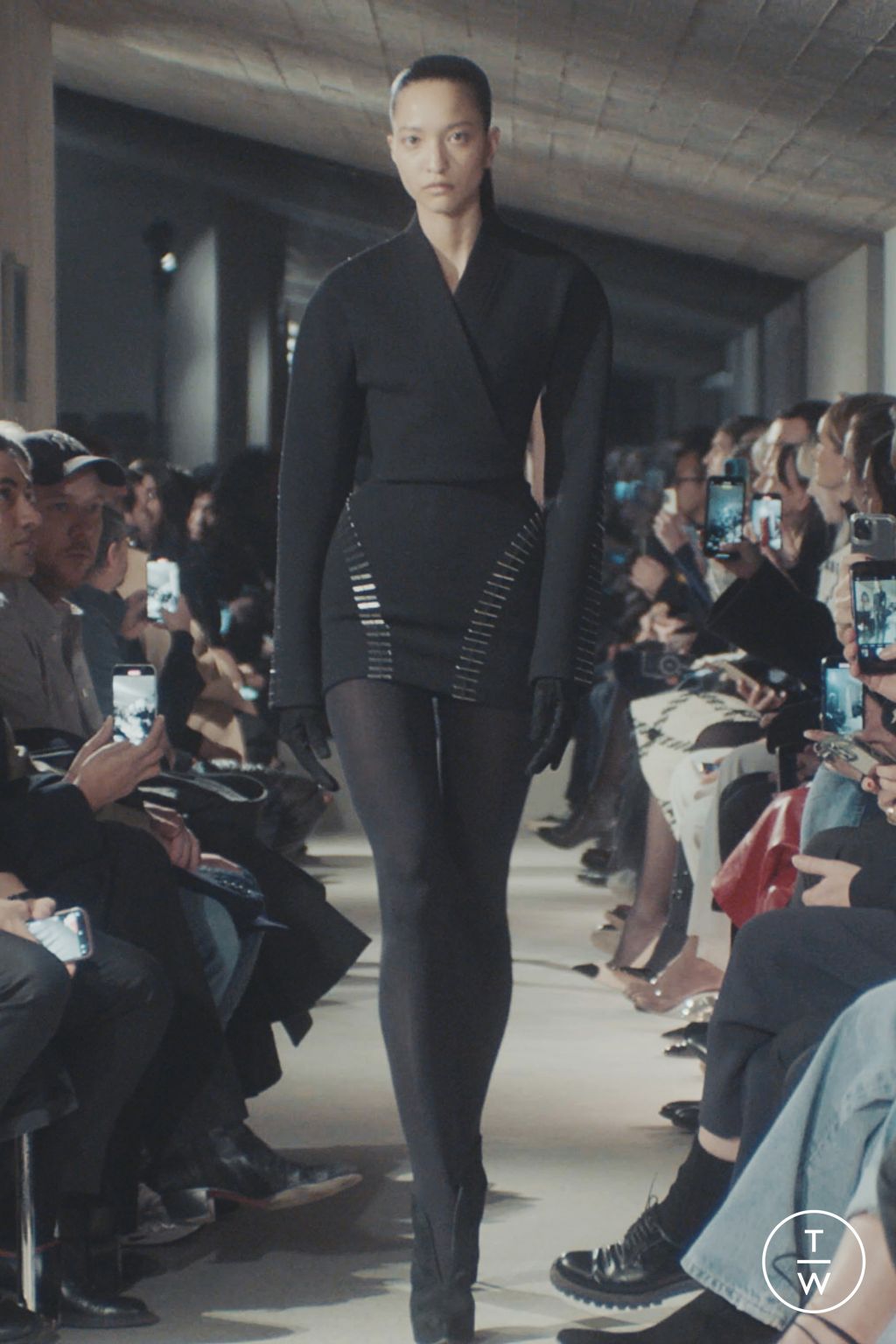 Fashion Week Paris Fall/Winter 2023 look 2 from the Alaïa collection womenswear