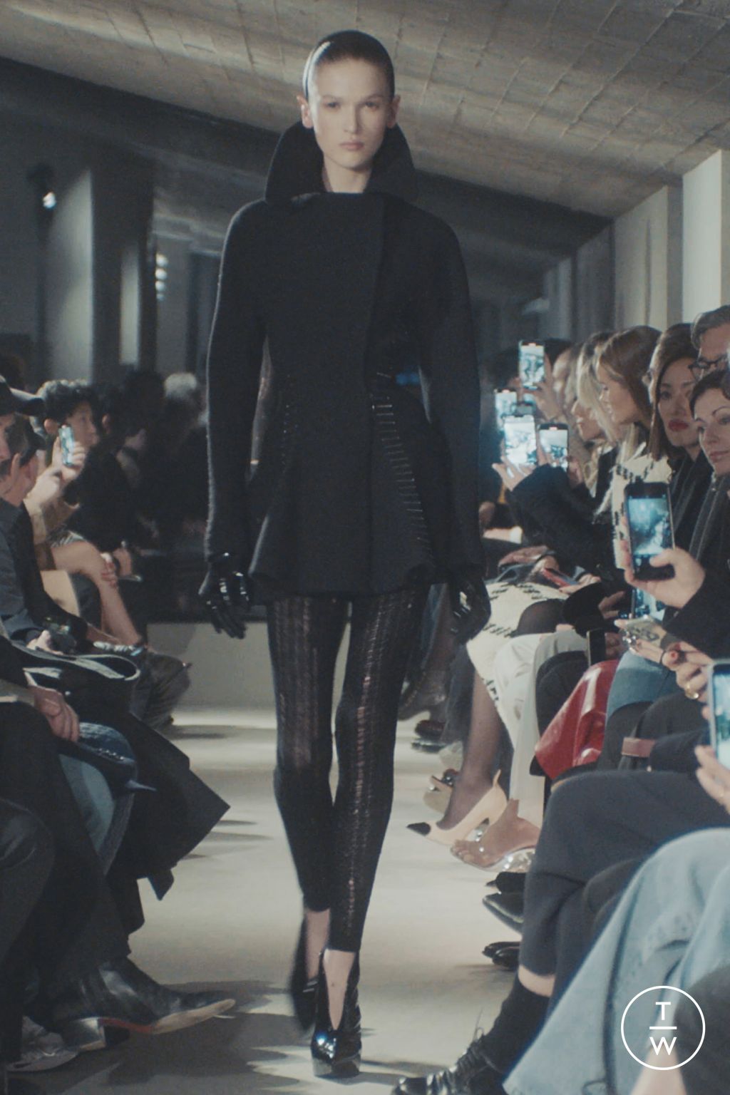 Fashion Week Paris Fall/Winter 2023 look 6 from the Alaïa collection womenswear