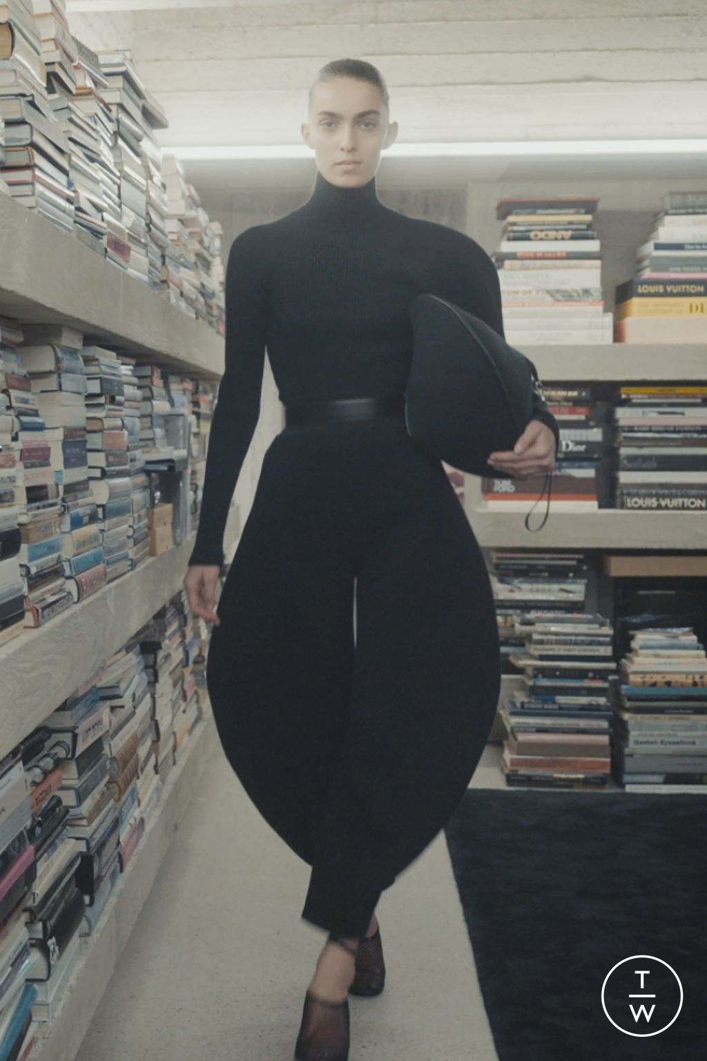 Fashion Week Paris Fall/Winter 2023 look 10 from the Alaïa collection womenswear