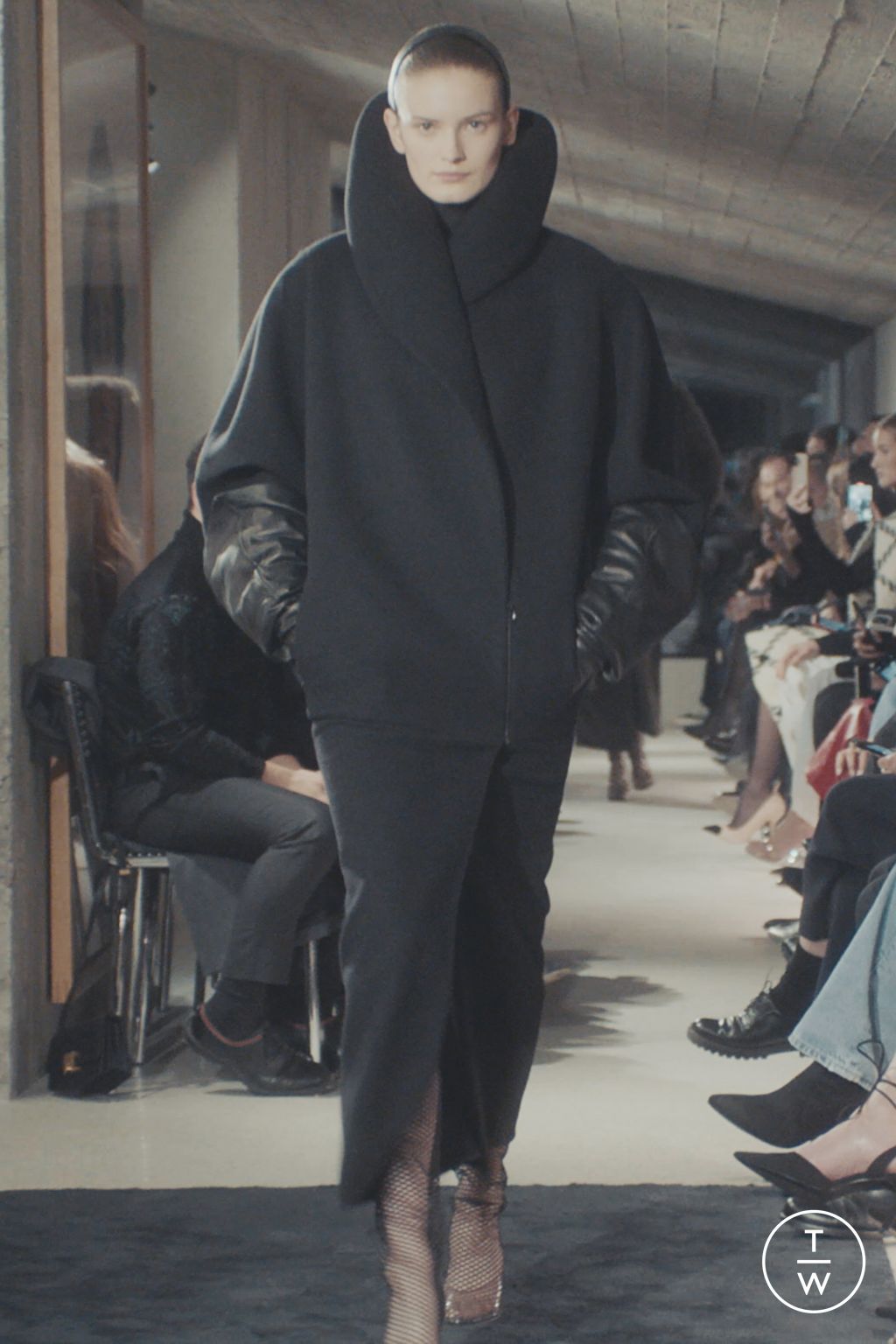 Fashion Week Paris Fall/Winter 2023 look 15 from the Alaïa collection 女装