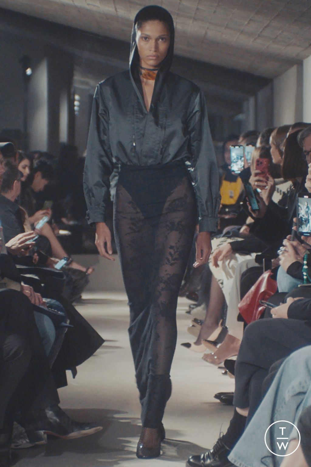 Fashion Week Paris Fall/Winter 2023 look 21 from the Alaïa collection womenswear