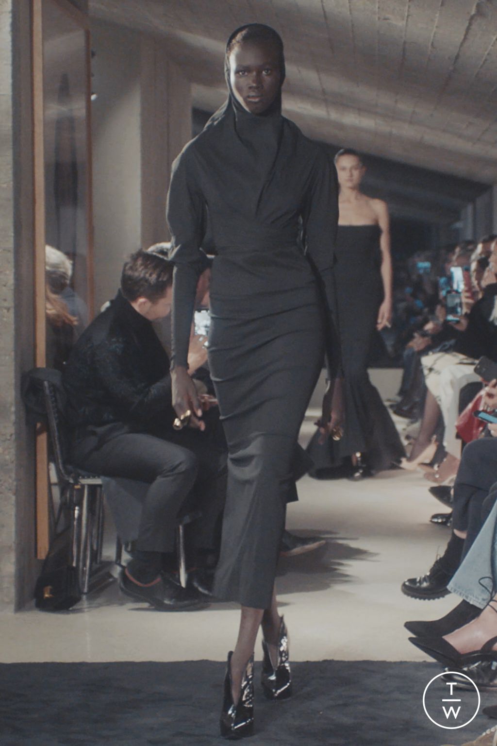 Fashion Week Paris Fall/Winter 2023 look 33 from the Alaïa collection 女装