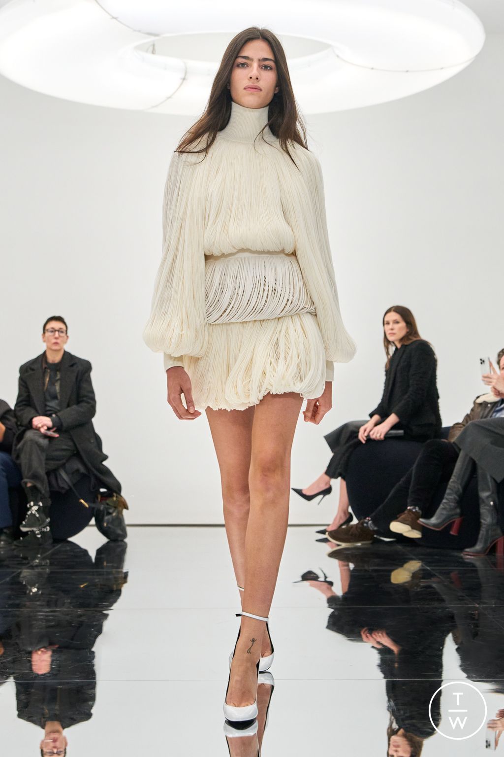 Fashion Week Paris Fall/Winter 2024 look 1 from the Alaïa collection womenswear