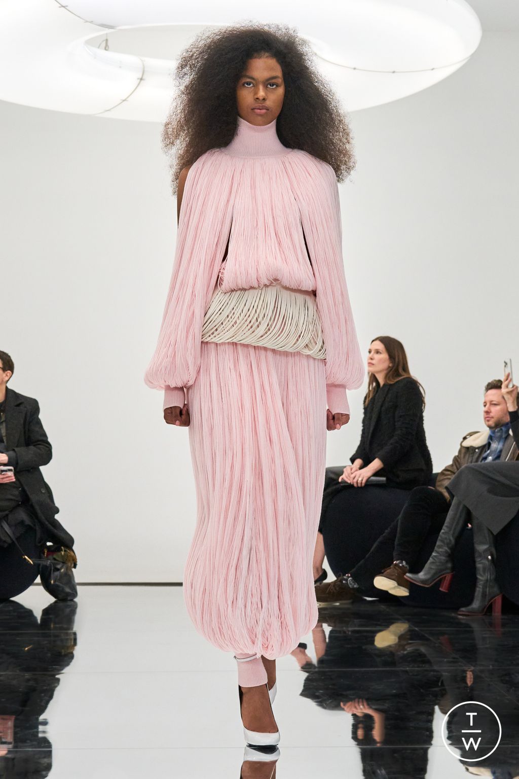 Fashion Week Paris Fall/Winter 2024 look 2 from the Alaïa collection womenswear