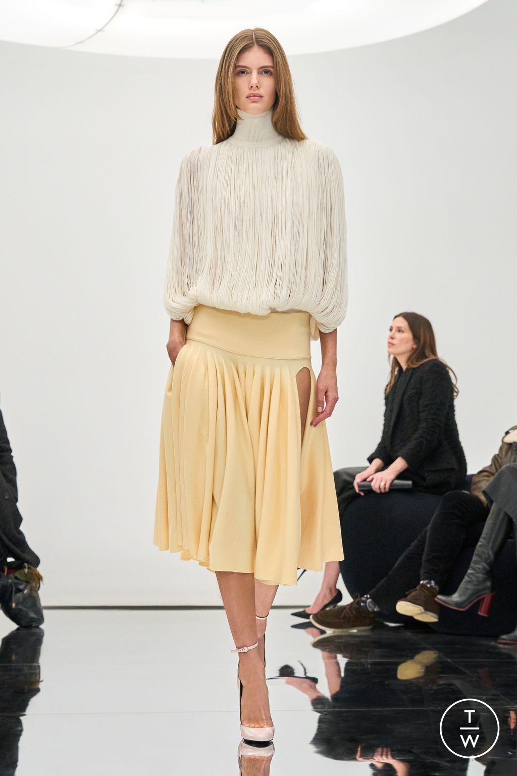 Fashion Week Paris Fall/Winter 2024 look 4 de la collection Alaïa womenswear