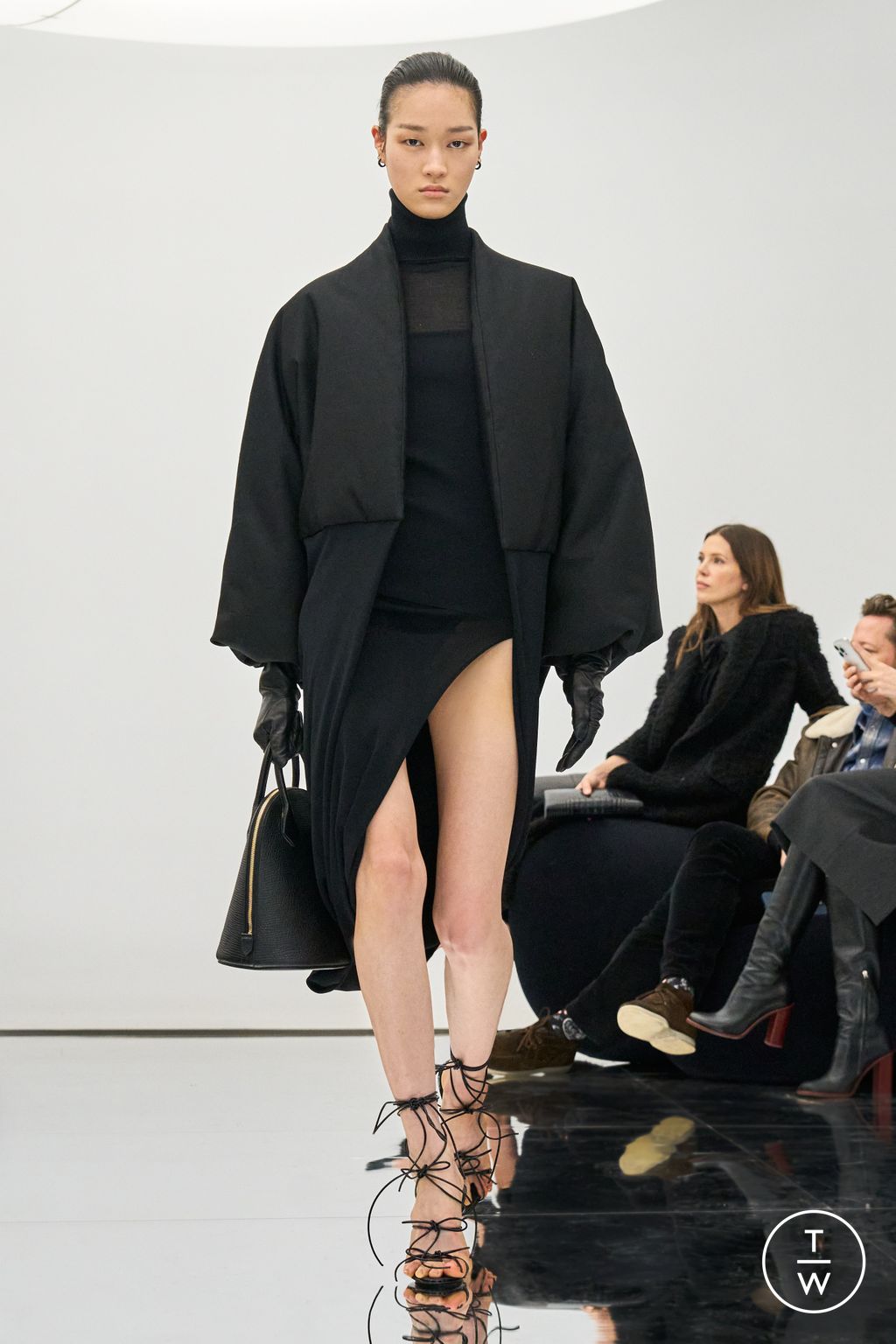Fashion Week Paris Fall/Winter 2024 look 11 de la collection Alaïa womenswear