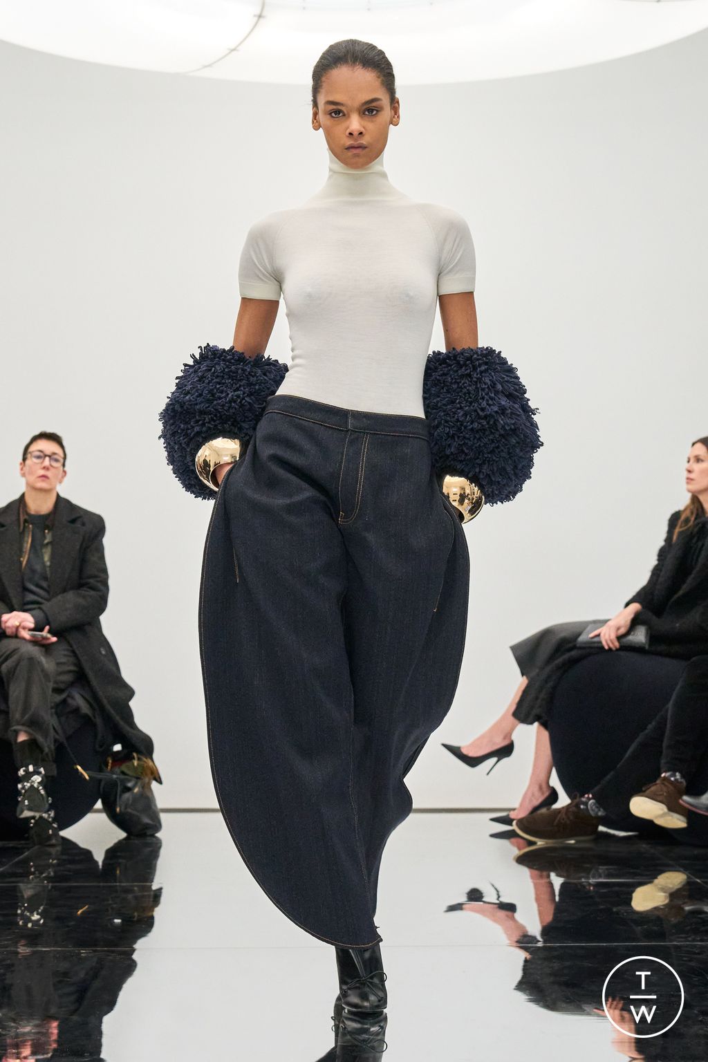 Fashion Week Paris Fall/Winter 2024 look 14 from the Alaïa collection 女装