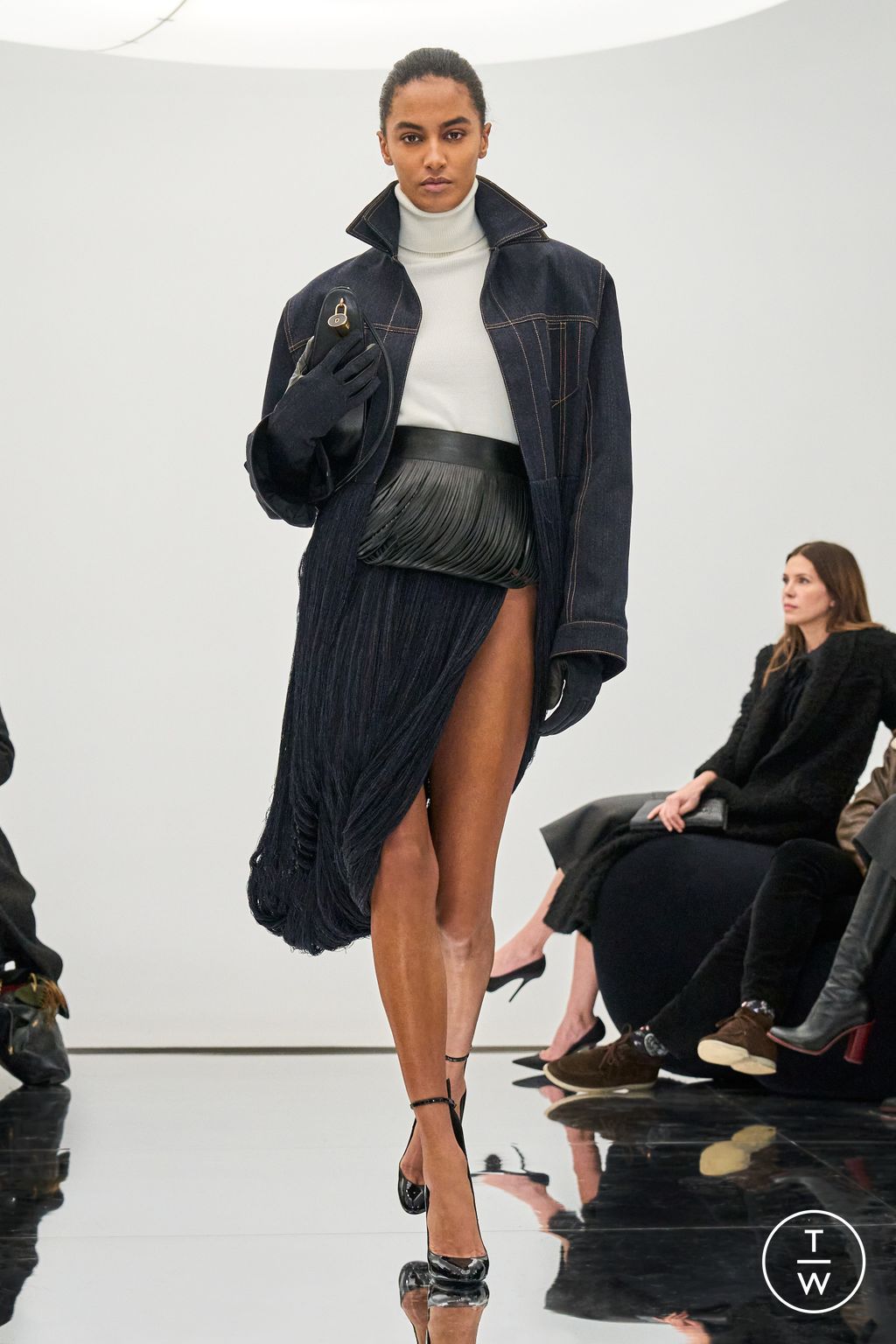 Fashion Week Paris Fall/Winter 2024 look 16 from the Alaïa collection 女装