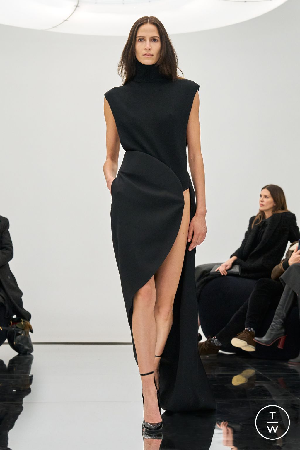 Fashion Week Paris Fall/Winter 2024 look 17 de la collection Alaïa womenswear