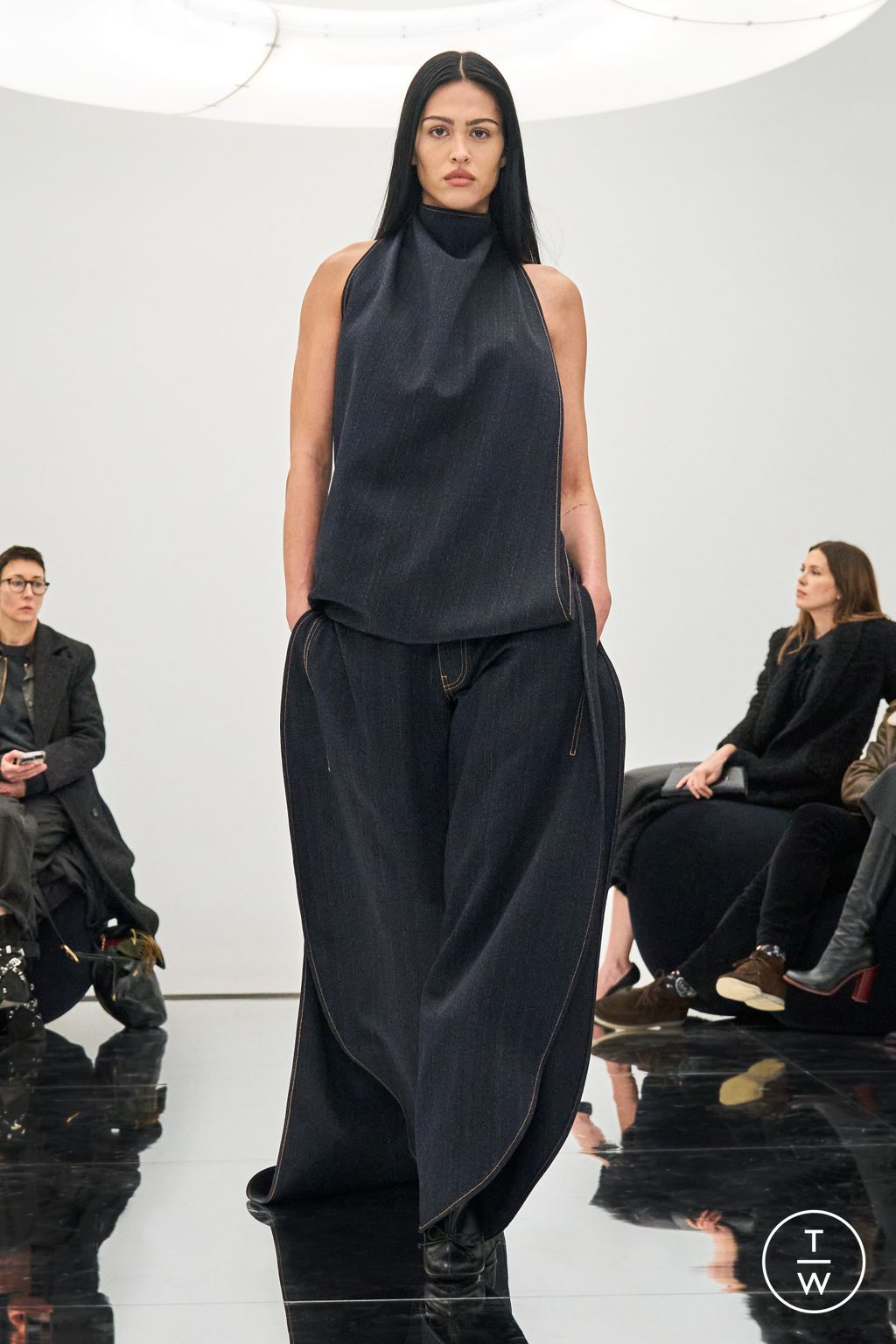 Fashion Week Paris Fall/Winter 2024 look 18 from the Alaïa collection 女装