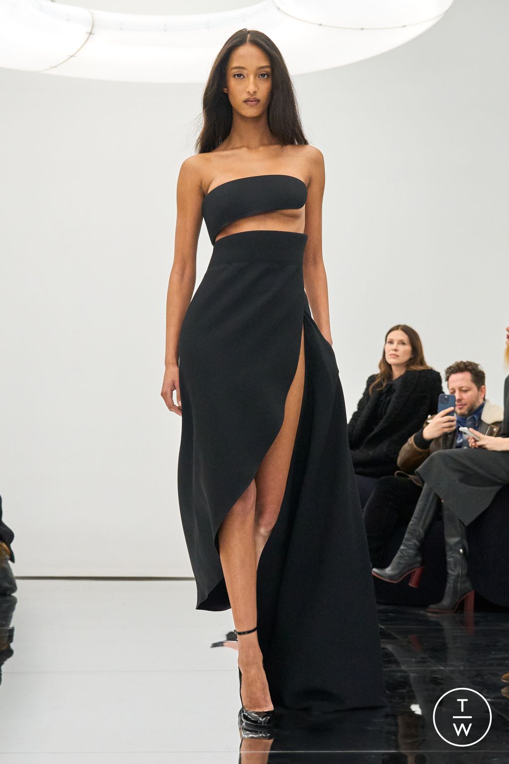 Fashion Week Paris Fall/Winter 2024 look 19 from the Alaïa collection 女装