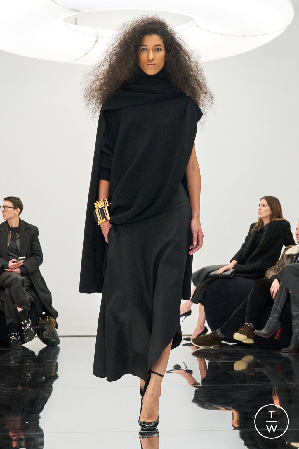 Fashion Week Paris Fall/Winter 2024 look 21 from the Alaïa collection womenswear