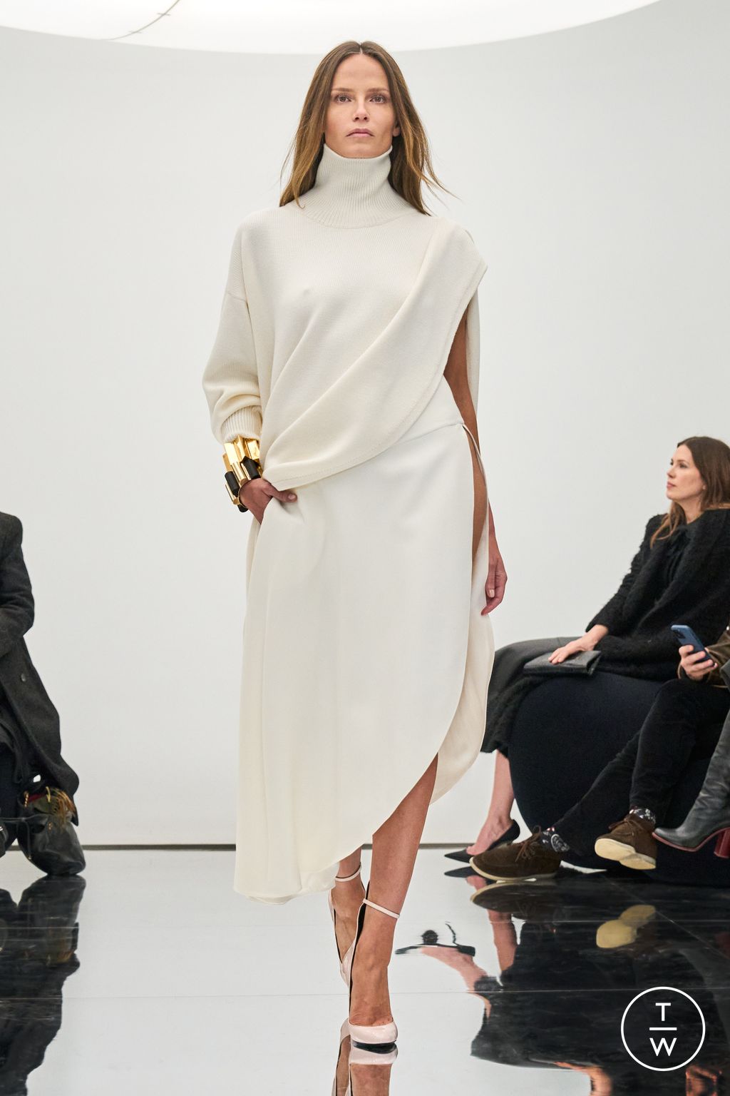 Fashion Week Paris Fall/Winter 2024 look 22 de la collection Alaïa womenswear