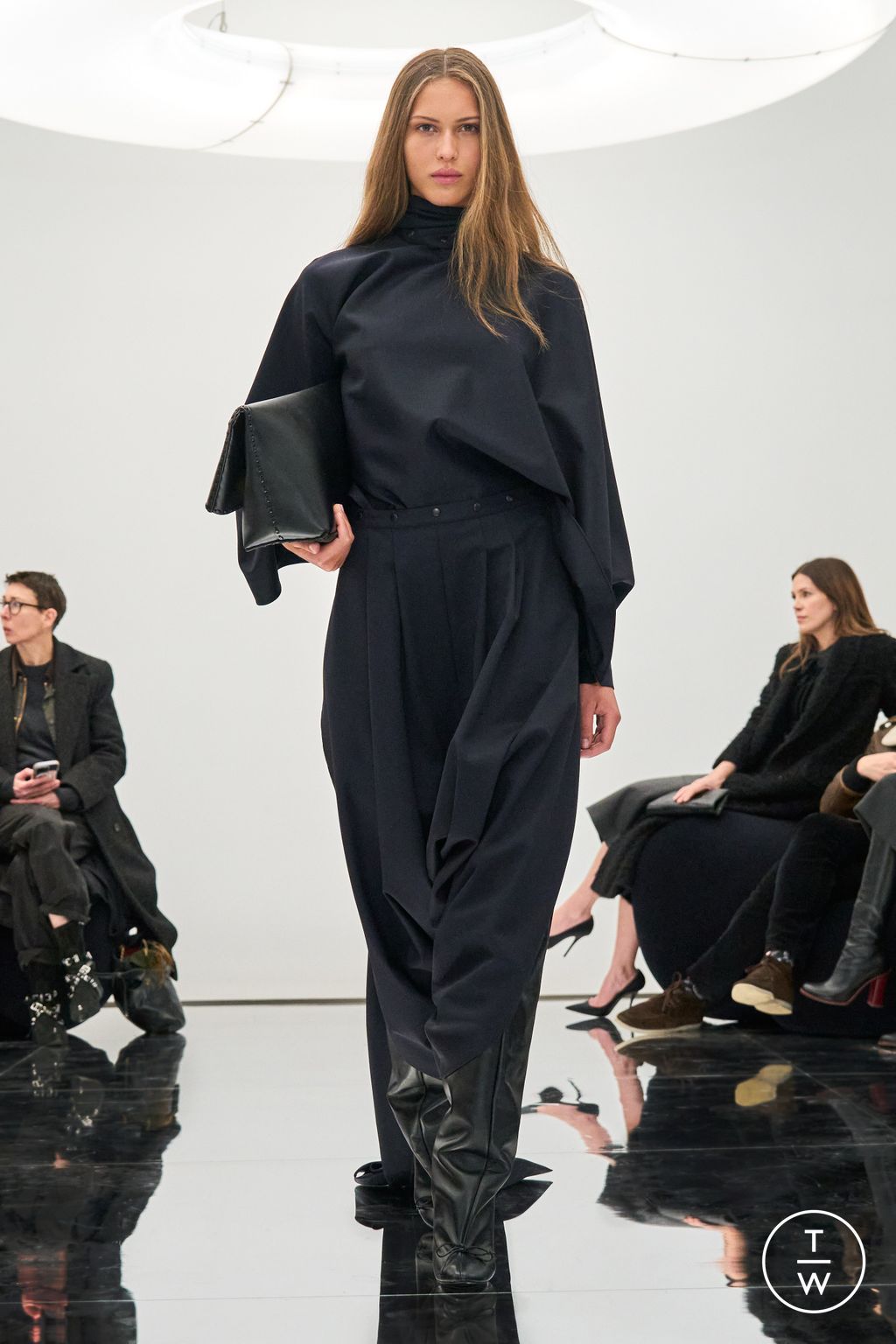 Fashion Week Paris Fall/Winter 2024 look 24 from the Alaïa collection womenswear