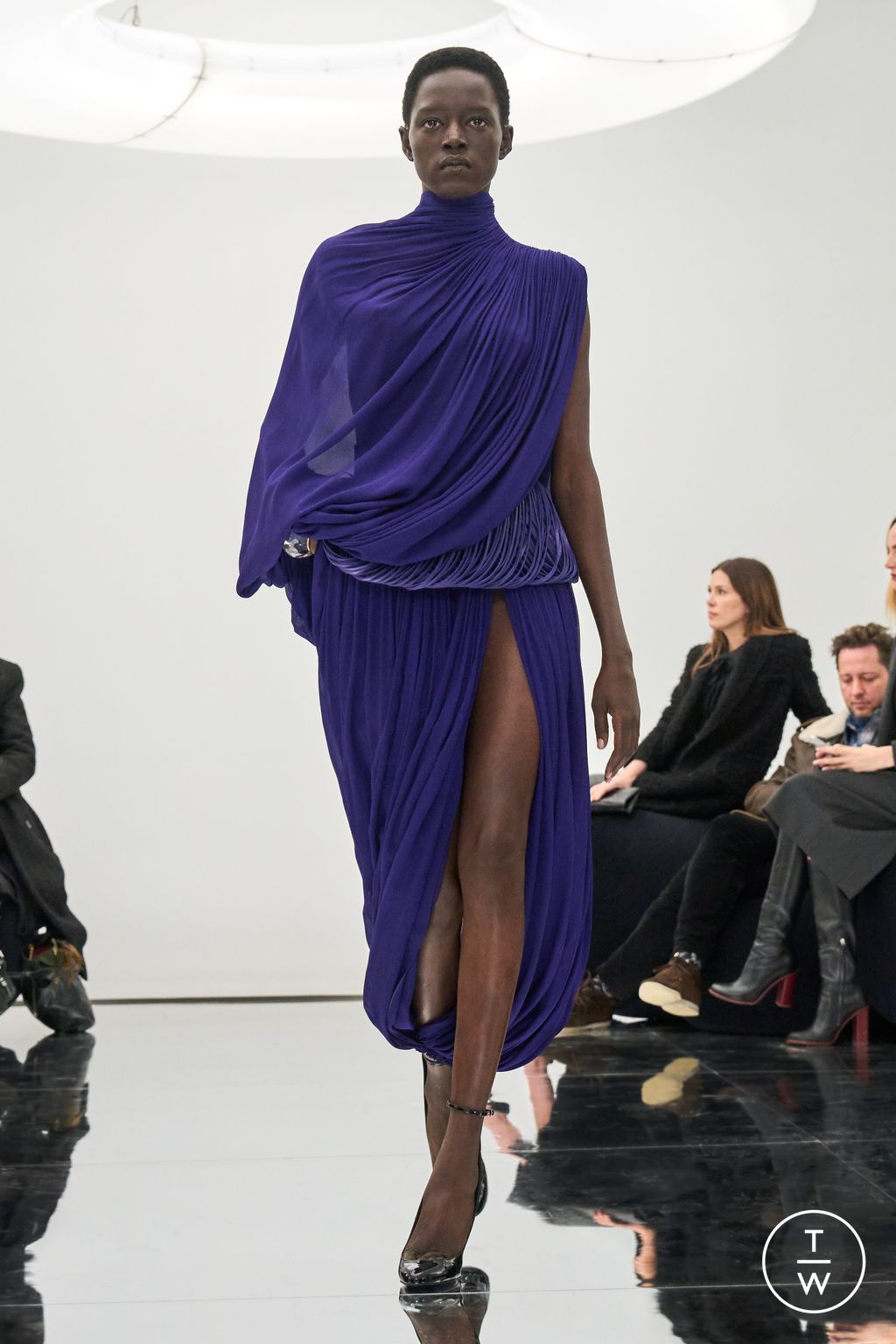Fashion Week Paris Fall/Winter 2024 look 26 from the Alaïa collection womenswear