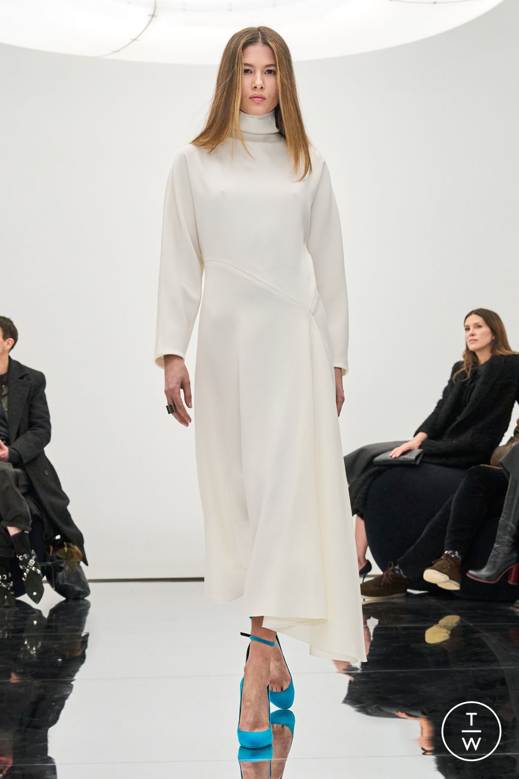 Fashion Week Paris Fall/Winter 2024 look 28 from the Alaïa collection womenswear