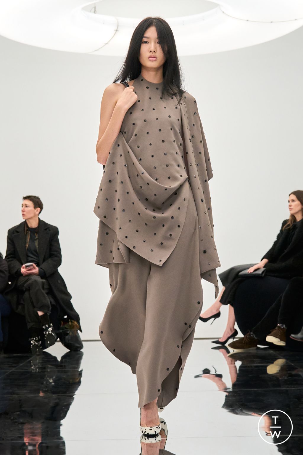 Fashion Week Paris Fall/Winter 2024 look 30 from the Alaïa collection womenswear