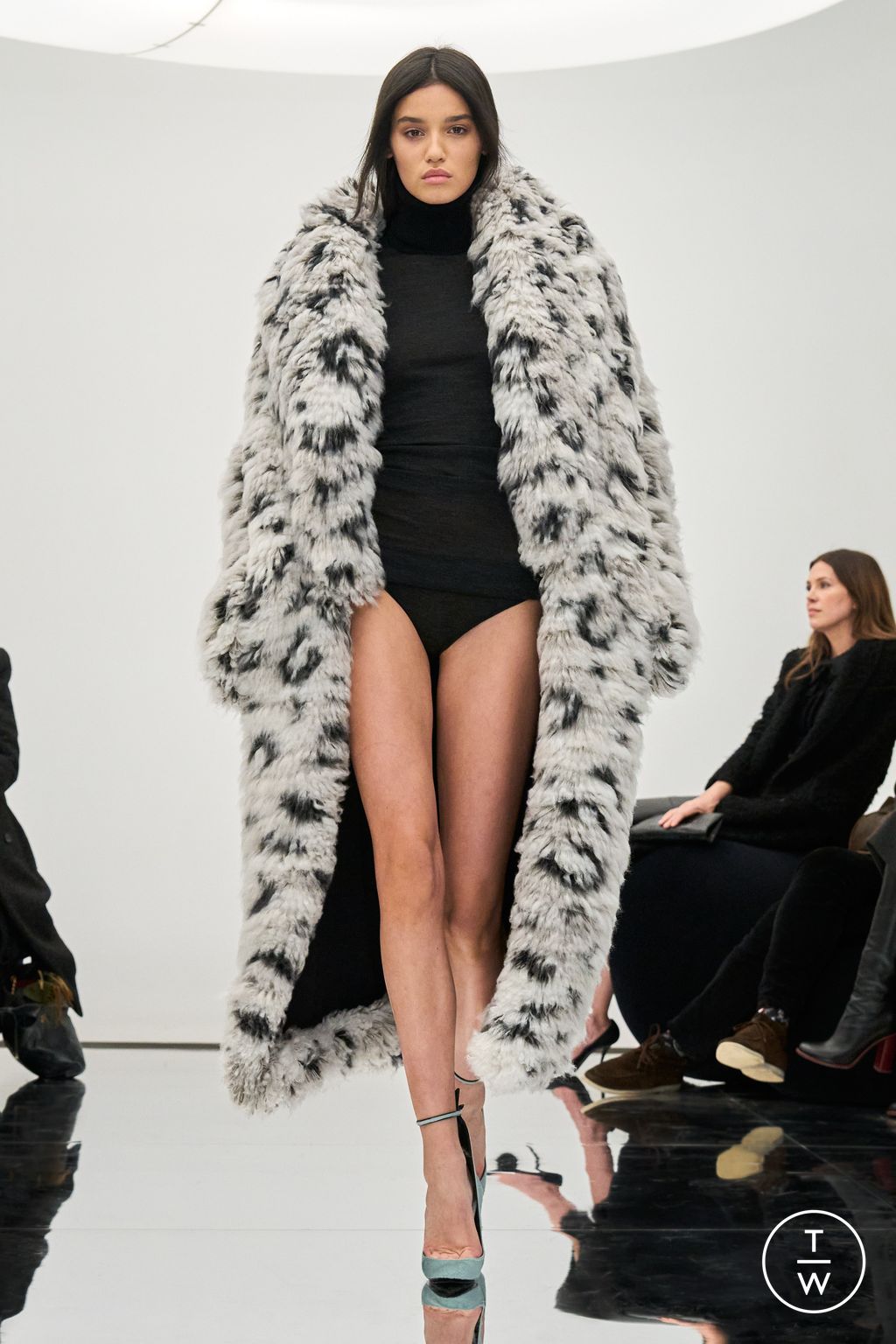 Fashion Week Paris Fall/Winter 2024 look 31 de la collection Alaïa womenswear