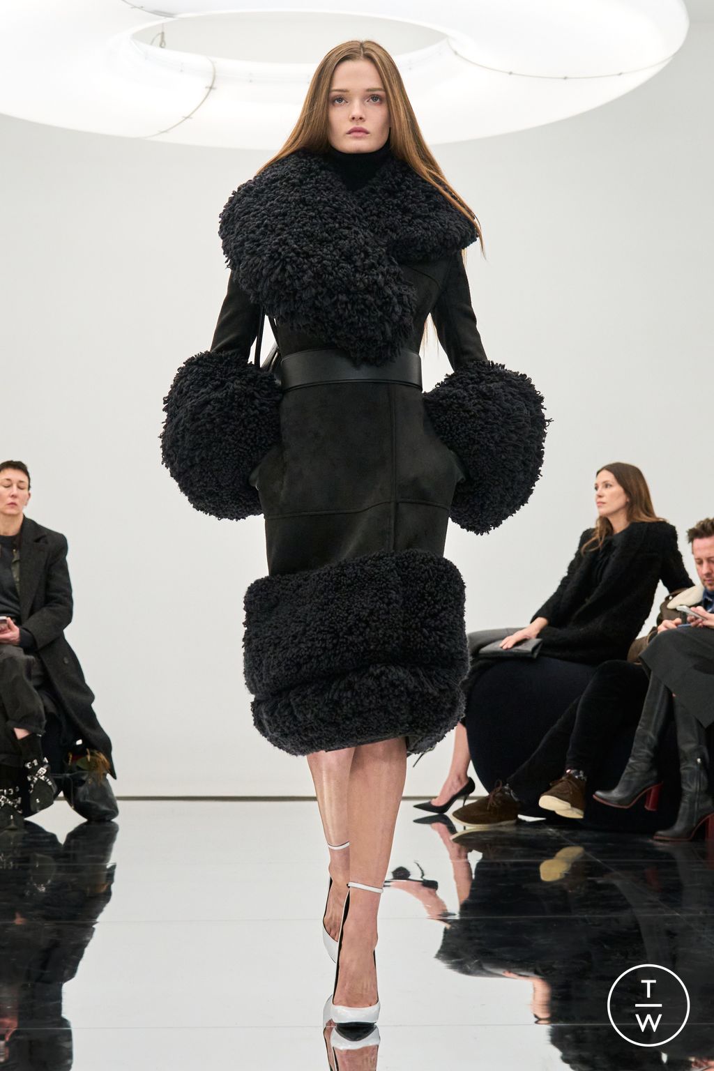 Fashion Week Paris Fall/Winter 2024 look 32 from the Alaïa collection 女装