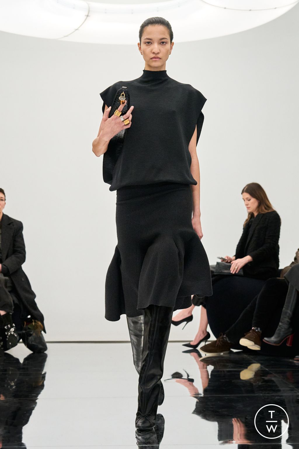 Fashion Week Paris Fall/Winter 2024 look 34 from the Alaïa collection womenswear