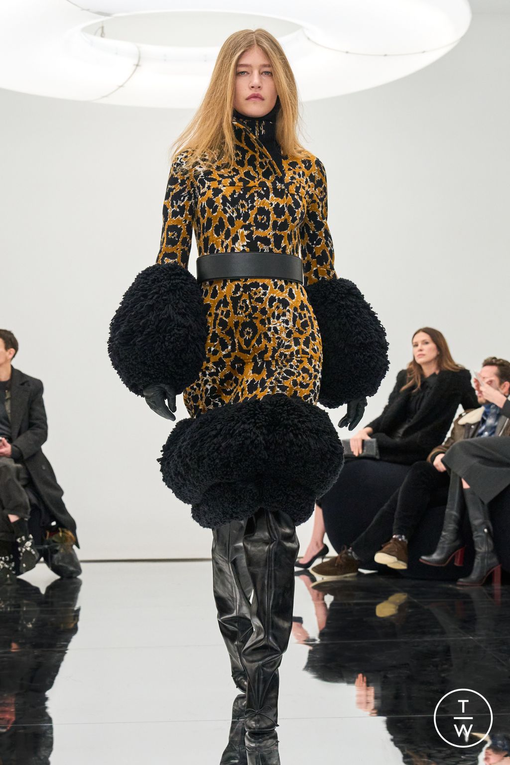 Fashion Week Paris Fall/Winter 2024 look 36 from the Alaïa collection womenswear