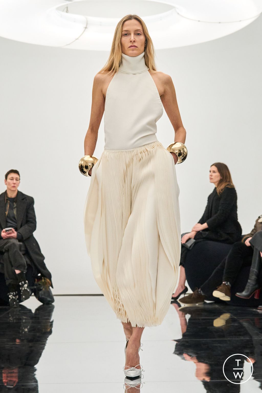 Fashion Week Paris Fall/Winter 2024 look 38 from the Alaïa collection womenswear