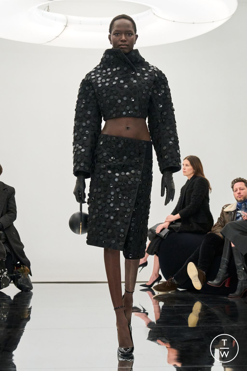 Fashion Week Paris Fall/Winter 2024 look 39 from the Alaïa collection 女装