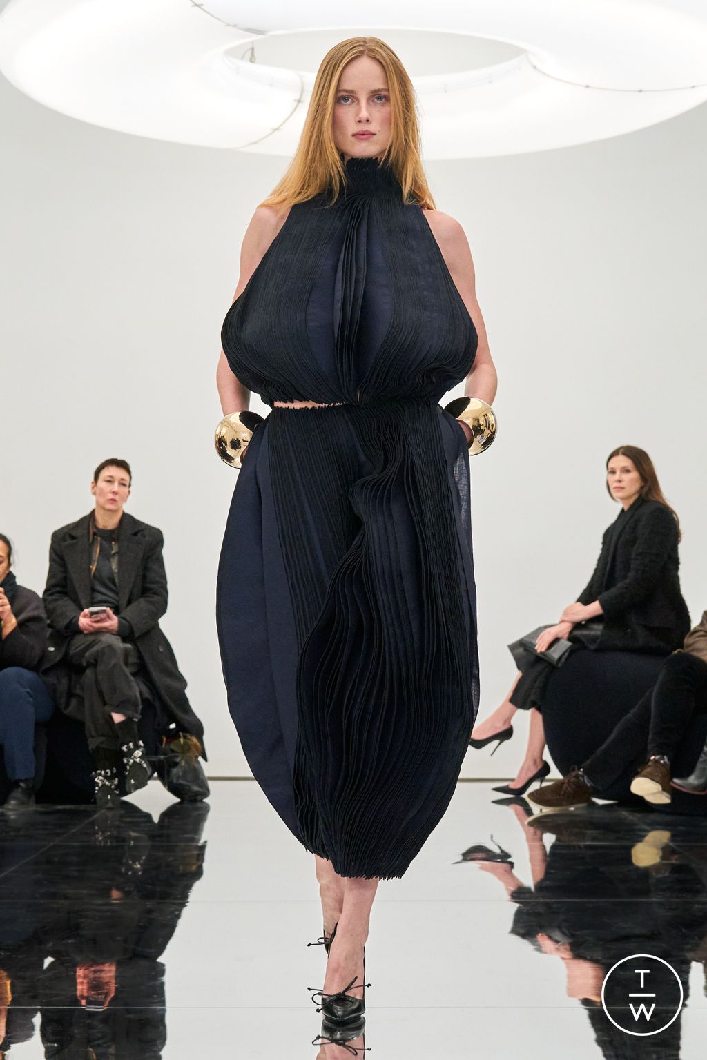 Fashion Week Paris Fall/Winter 2024 look 42 from the Alaïa collection 女装