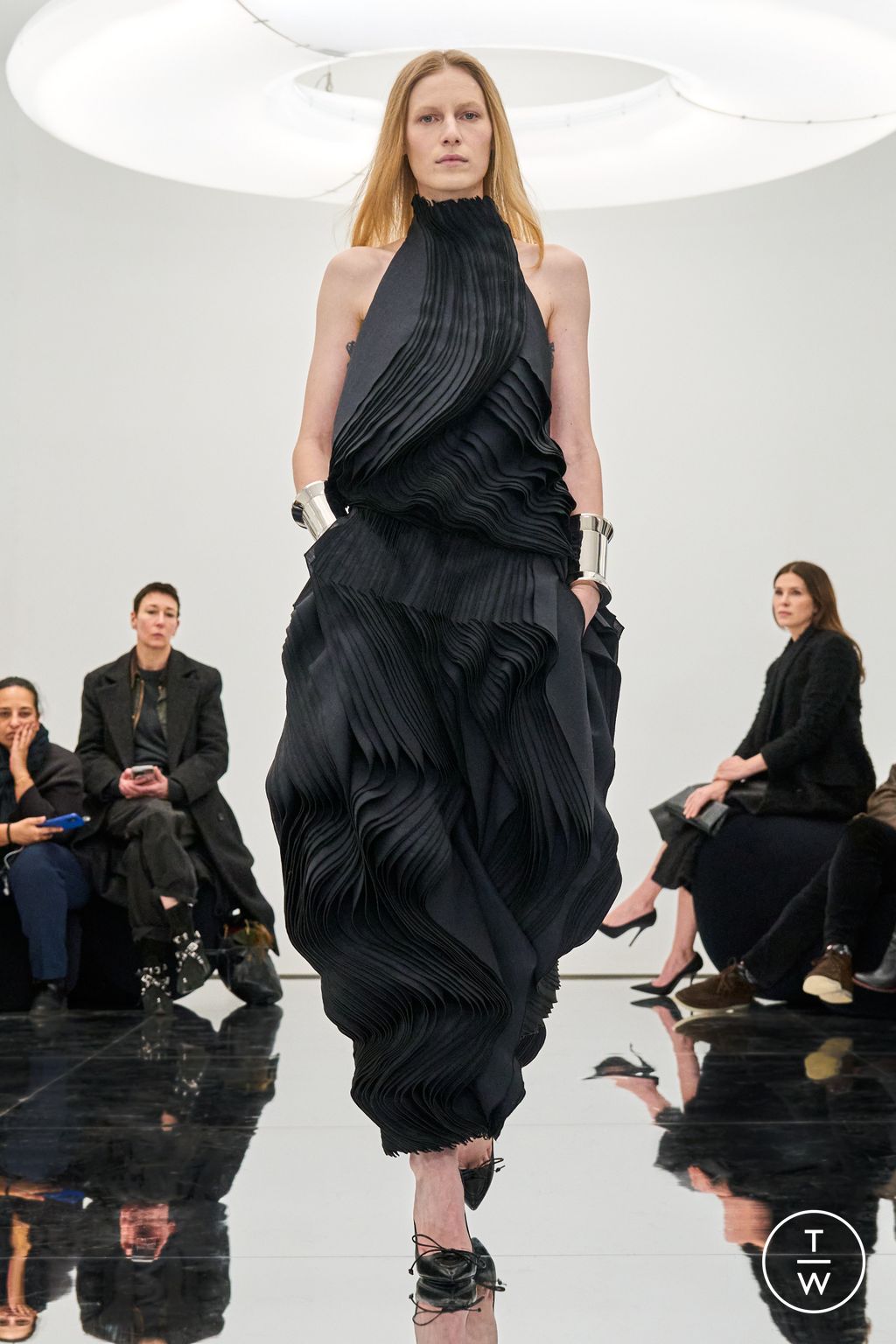 Fashion Week Paris Fall/Winter 2024 look 43 from the Alaïa collection womenswear