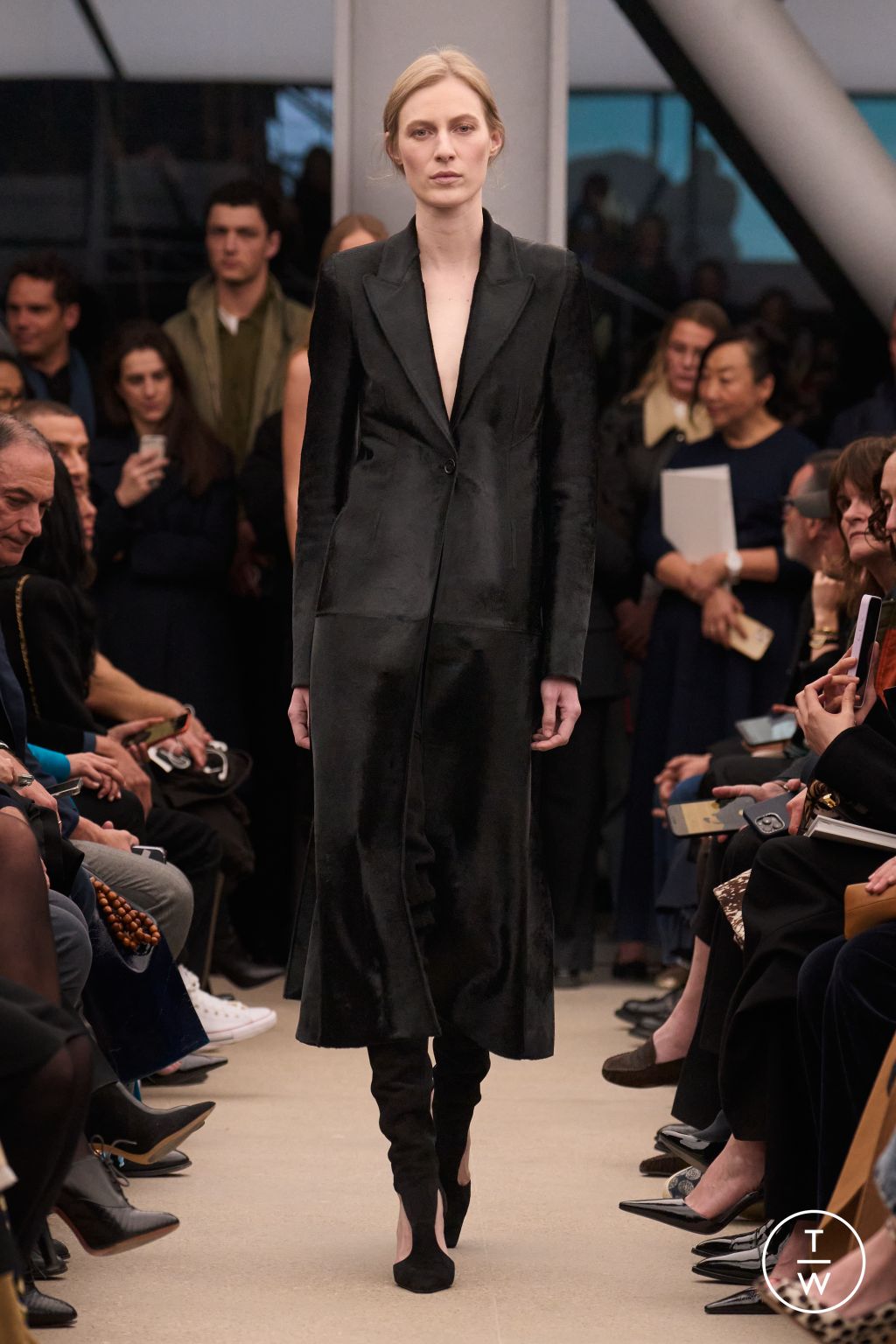 Fashion Week Paris Fall/Winter 2026 look 15 from the Alaïa collection 女装