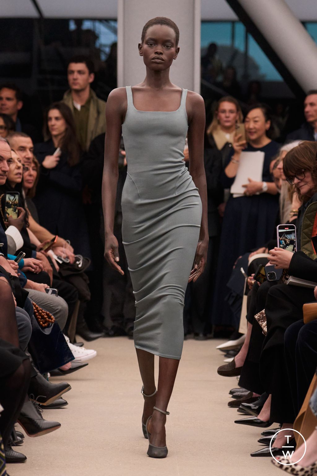 Fashion Week Paris Fall/Winter 2026 look 2 from the Alaïa collection 女装