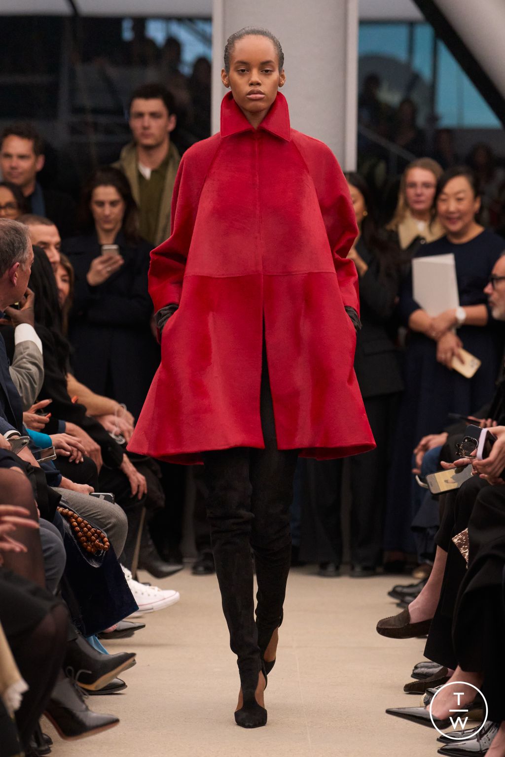 Fashion Week Paris Fall/Winter 2026 look 24 from the Alaïa collection womenswear