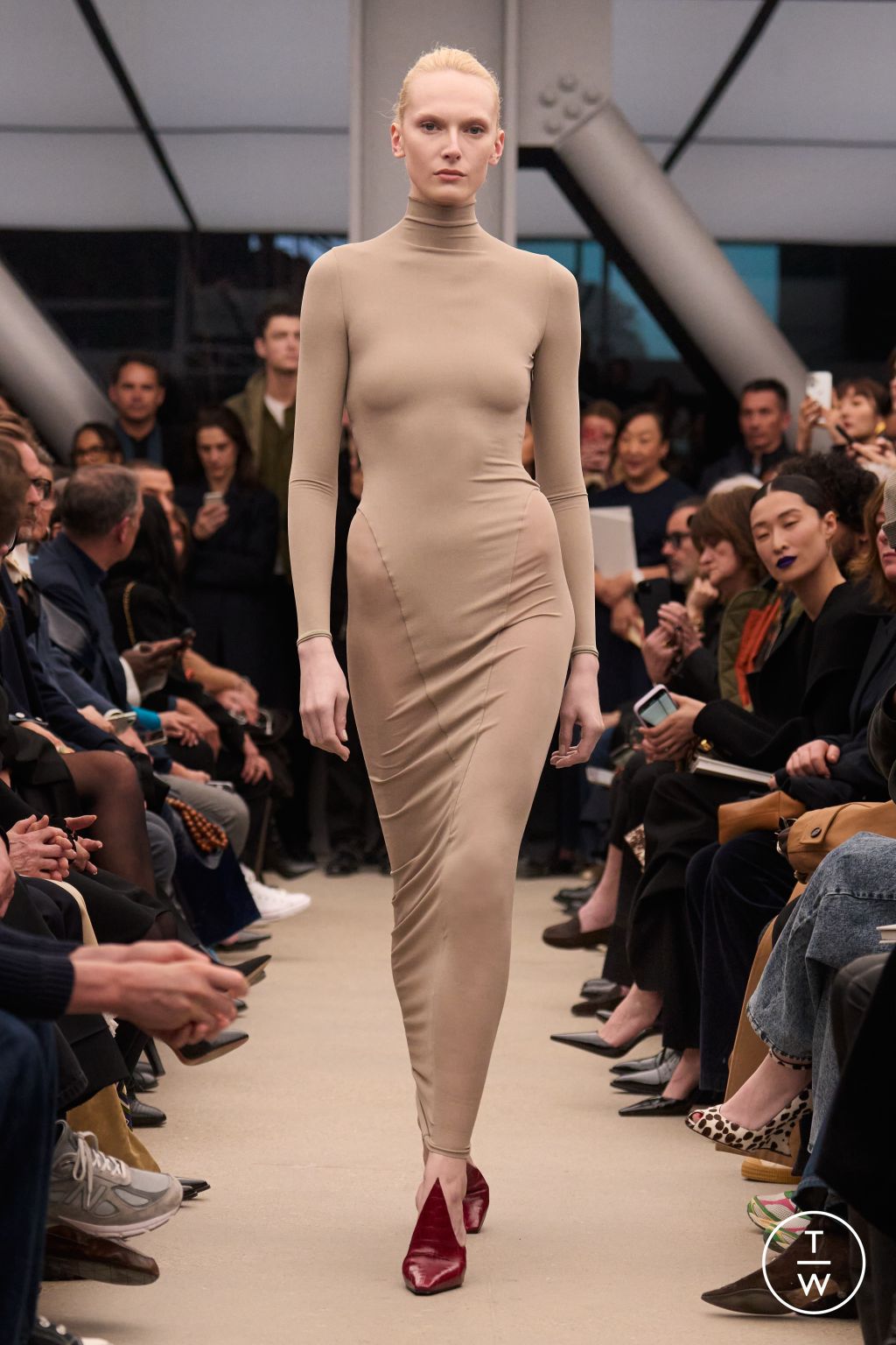 Fashion Week Paris Fall/Winter 2026 look 25 from the Alaïa collection womenswear